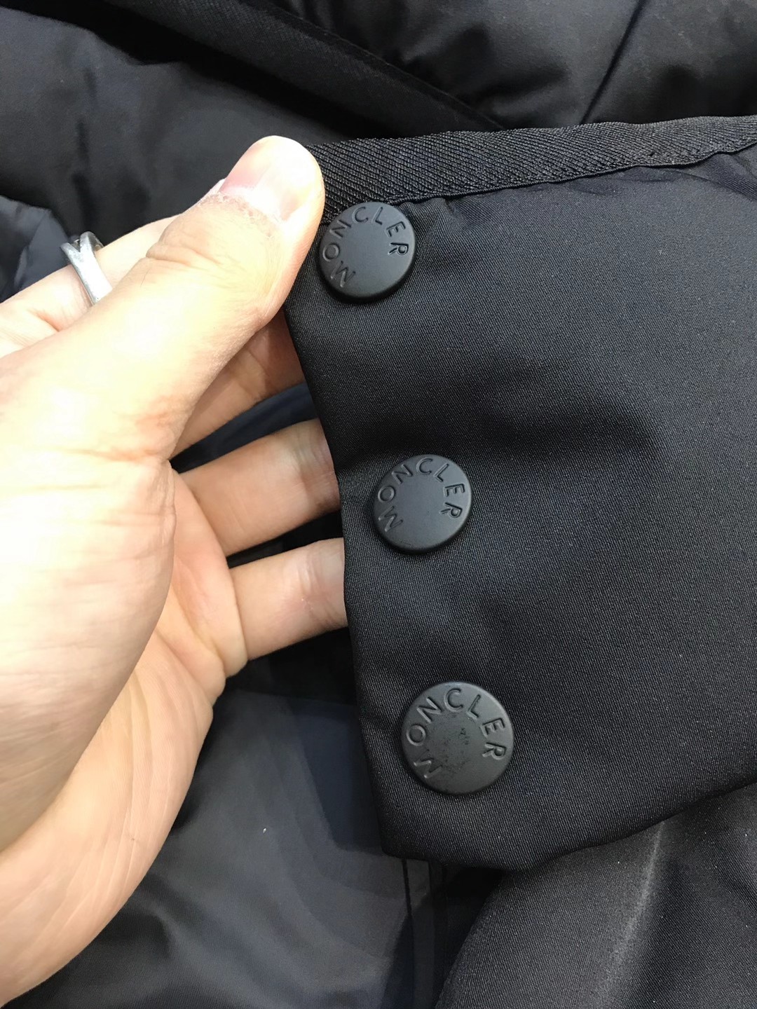 【新品】Mon/羽皇家族男士时装款户外可拆卸帽白鹅绒羽绒马甲，贸易公司渠道货，高端品鉴臻品，25年A/W