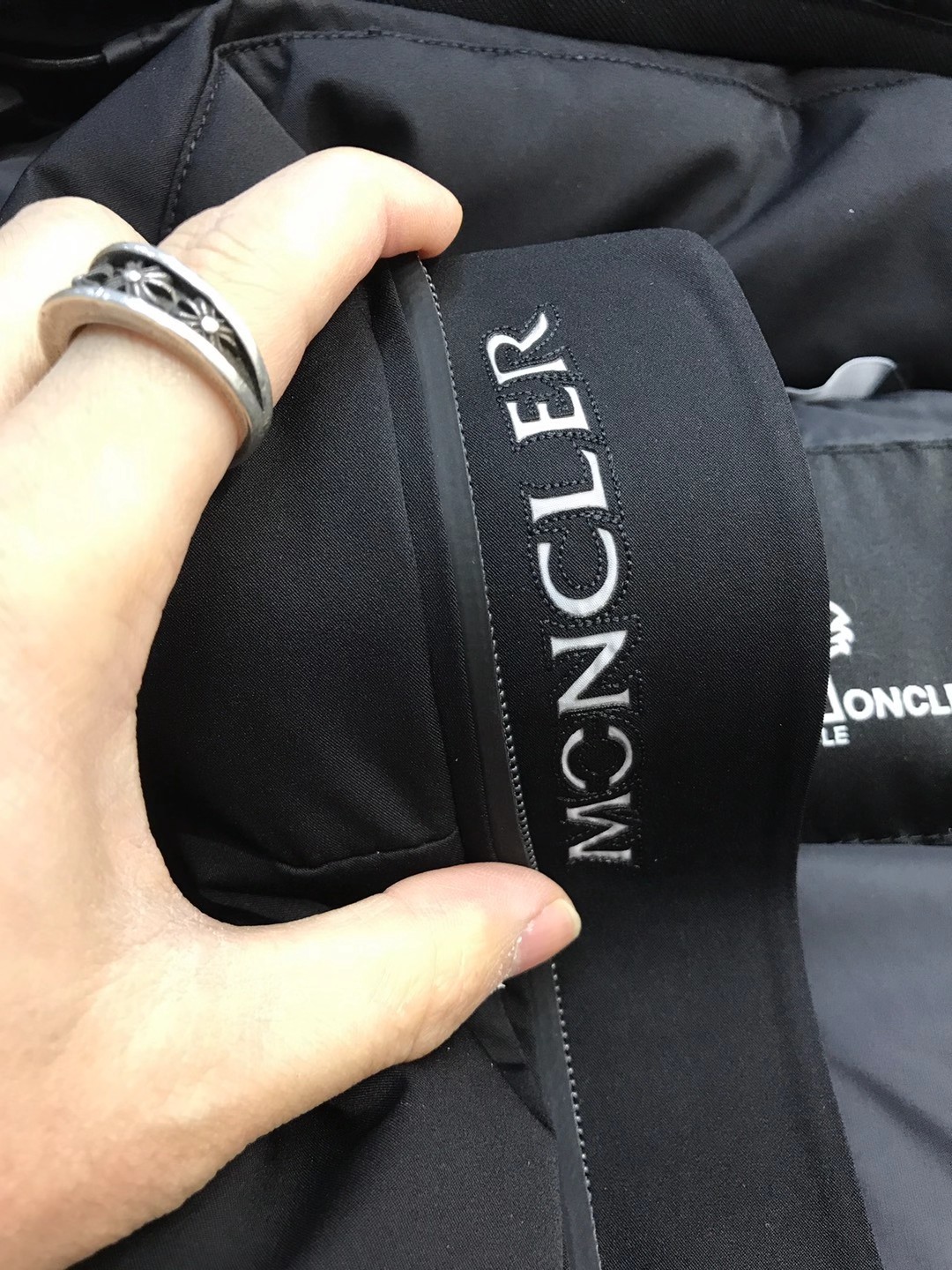 【新品】Mon/羽皇家族男士时装款户外可拆卸帽白鹅绒羽绒马甲，贸易公司渠道货，高端品鉴臻品，25年A/W