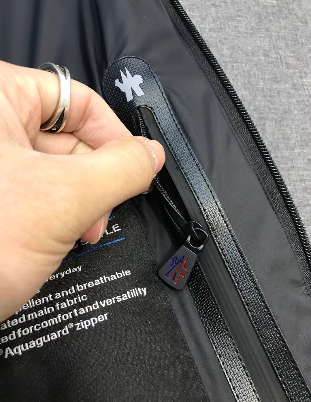 【新品】Mon/羽皇家族男士时装款户外可拆卸帽白鹅绒羽绒马甲，贸易公司渠道货，高端品鉴臻品，25年A/W