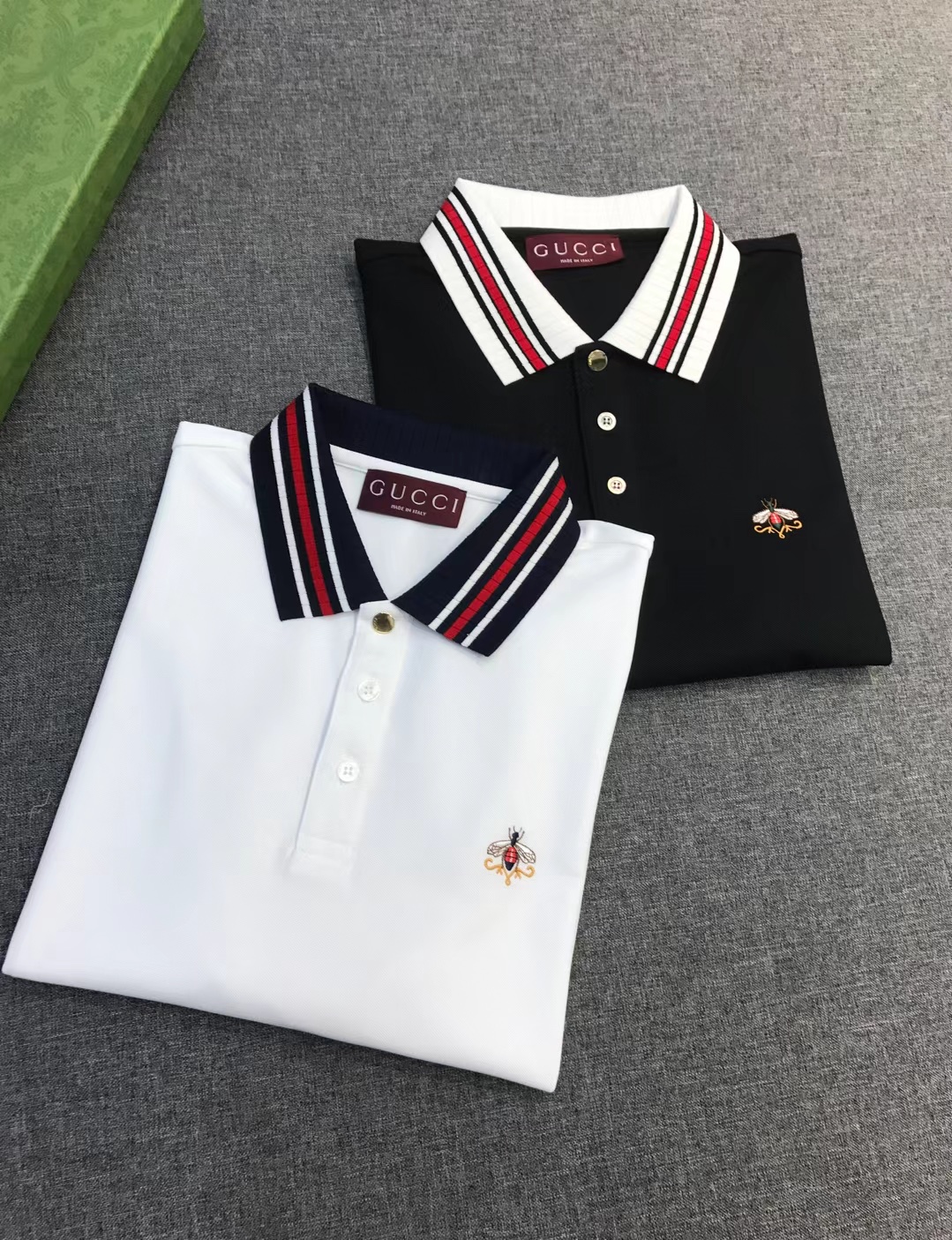 NO:832978,Gu men's business casual fashion piqué cotton lapel POLO shirt, Hong Kong foreign company channel product, 26 spring and summer new products, classic star-level items, matching models for advertising albums and blockbusters, popular models in buyer's stores!  A POLO shirt that has both good looks and design. This season's talented designers have moved the classic webbing element to the collar, which is very recognizable. It is equipped with the iconic bee logo on the chest and is outlined with heavy embroidery technology. It is full of three-dimensionality and has a lifelike image. It is quite refined, advanced and retro. The blessing of metal buttons gives it a more light luxury feel, and the visual effect is unparalleled and stunning, which greatly enhances the beauty!  We provide customers with high-end imported ready-to-wear custom-woven pique fabrics, which are custom-woven and dyed in the tailor-made process of well-known Italian workshops. They are extremely luxurious and special materials. The fabric properties are all of the highest quality. The fabrics have extremely high gloss, the mesh structure is delicate and natural, and the comfort and breathability are perfect. The tactile experience is self-evident, and you can enjoy the ultimate luxury!  The fashionable three-button placket design and contrasting lapels are very fashionable and age-reducing. The upper body is full of temperament. The color matching is quite in line with the needs of the matching seasons. The retro accent is particularly sufficient. It is the only single item on the market that has no contrasting shirts!  Sizes M-XXXL Medium, shoulder width 44, bust 100, length 67, close-up of perfect details!  ,,19860909Gu男士商务休闲时装款珠地棉翻领POLO衫,香港洋行渠道货,26年春夏新品,经典明星级单品,广告画册形象大片搭配款,买手店里的人气款！ 颜值与设计并存的一款POLO衫,此季才华横溢的设计师将经典织带元素搬到领部,辨识度非常鲜明,搭载胸前标志性蜜蜂标识,采用重磅刺绣工艺勾勒而成,立体感十足,形象栩栩如生,颇为精致高级且复古,金属制钮扣的加持,更具轻奢感,视觉效果无敌惊艳,极大的提升了美感！ 客供高级进口成衣定织珠地面料,意大利老牌工坊成衣工序定织定染,极为奢华特殊的材质,面料属性皆为上乘,面料光泽度极高,网眼结构细腻自然,舒适性与透气性完美兼备,触感体验不言而喻,奢华极致享受！ 时尚三扣开合门襟设计,搭配撞色翻领非常时尚且减龄,上身满满的气质感,配色相当符合搭配季节需求,复古的腔调特别足,市面零撞衫的类型单品！尺码M-XXXL M码 肩宽44 胸围100 衣长67 完美细节特写！,,,Men's clothing