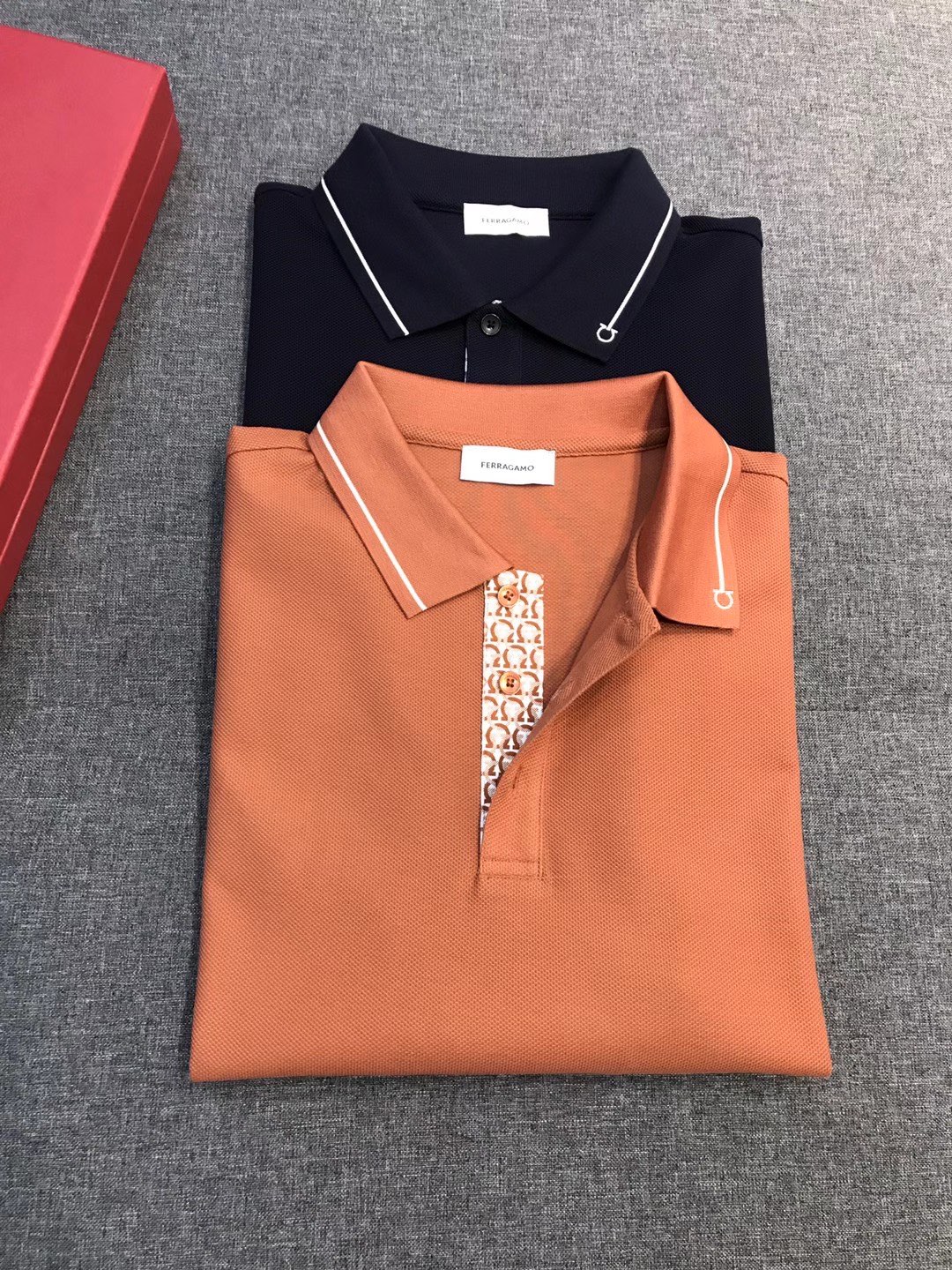 NO:832987,SF/Fei family men's high-end business casual pique cotton POLO polo shirt, sourced from the trading company, high-end luxury series, platinum level in full condition, pure blood product, a top-level polo shirt in 26 years!  !  Aristocratic old money style series!  !  !  Born out of classics and a must-have signature item every season, the new season still continues the design tone of the F family. The highly recognizable Gancio horseshoe element is embroidered on the chest, and the placket is also cleverly decorated with a classic exclusive horseshoe print patch. It hides ingenuity and reveals luxurious details between opening and closing. It is not self-evident. It is elegant and full of fashion. It is a soul-like embellishment that effectively demonstrates the identity image!  The overall style is extraordinary, low-key, luxurious and elegant, with full charm and no sense of aesthetic fatigue. Minimalism is the highest fashion expression!  We provide customers with high-end imported ready-to-wear custom-woven pique fabrics, which are custom-woven and dyed in Italy's well-established workshops. They are extremely luxurious and special materials. The fabric properties are all of the highest quality. The fabric texture is quite fashionable. It has a pineapple texture structure and a delicate and natural mesh structure. It has the perfect combination of comfort and breathability. It feels soft to the touch, and you can enjoy the ultimate luxury!  The details are exquisite and the appearance is perfect, showing the craftsmanship everywhere, the fashionable three-button secret door opening and closing placket, the upper body is full of temperament, elegant and capable, with both style and style, the color matching is light and versatile, each color can interpret a unique styling effect, a polo POLO shirt that highly highlights the temperament and taste, perfect for both business and leisure for urban high-end elites!  Size M-XXXL M size, shoulder width 44, bust 100, length 68,,fendi,19860909SF/菲家族男士高端商务休闲珠地棉POLO马球衫,贸易公司渠货源,高级奢侈系列,白金级全品相,纯正血统臻品,26年度TOP级的一款马球衫！！贵族老钱风系列！！！ 因经典而生,每季必出的招牌单品,新一季仍然延续了F家的设计基调,辨识度极高的Gancio马蹄元素以刺绣体饰于胸前,门襟处亦巧妙饰有经典专属马蹄印花贴布,暗藏巧思,开合间流露奢雅细节,不彰自显,颇具优雅且充满时髦感,属于灵魂式的点缀,有力彰显了身份形象！ 整体造型格调非凡,低调轻奢且优雅,细品韵味十足,无审美疲劳感,极简才是最高级的时尚表达！ 客供高级进口成衣定织珠地面料,意大利老牌工坊成衣工序定织定染,极为奢华特殊的材质,面料属性皆为上乘,面料肌理颇为时髦,菠萝纹理构造,网眼结构细腻自然,舒适性与透气性完美兼备,触感触感柔软,奢华极致享受！ 细节精致出挑,品相完美如斯,处处彰显出匠心工艺,时尚三扣暗门开合门襟,上身满满的气质感,优雅且干练,型格兼具,配色轻熟百搭,每色都可诠释出别具一格的造型效果,非常凸显气质和品位的一款马球POLO衫,都市高端精英商务与休闲完美兼备！尺码M-XXXL M码 肩宽44 胸围100 衣长68,,fendi,,Men's clothing