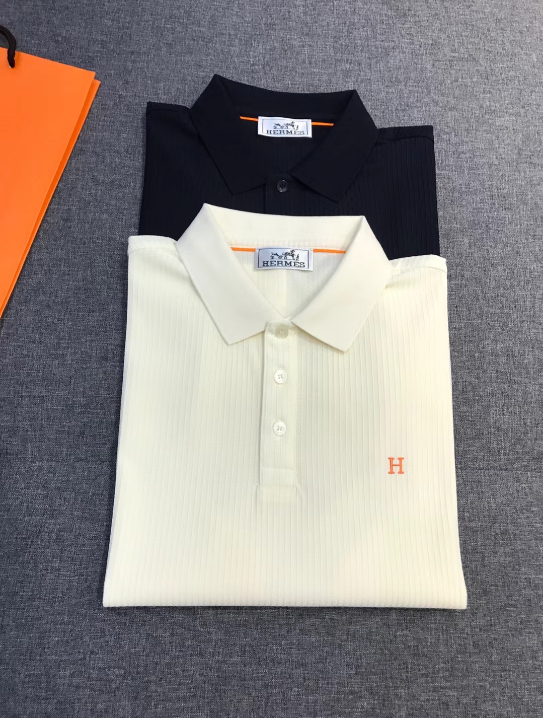 NO:832966,H/Ma family men's high-end business casual jacquard lapel POLO shirt, sold through trading company channels, pure blood quality, new product in spring and summer of 2026, in perfect condition!  !  Minimalist yet luxurious!  !  !  Inheriting the century-old craftsmanship gene of the H family, and using the French philosophy of 'less is more', it reconstructs the boundaries of luxury and elegance in high-end POLO shirts, abandons complicated stacking, and hides the core of the brand in the texture of details, making low-key luxury a self-evident identity!  A platinum-level single product with a very luxurious design, a Polo shirt that is in line with the aesthetic tone of the H family. It is a classic ace series. It is decorated with the iconic brand logo on the chest. It uses high-density stitch embroidery to outline the brand's classic symbols. It is low-key and unobtrusive, hiding the recognition of luxury products. It enriches the overall vision and effectively flaunts the brand identity. It is a soulful comment!  We provide customers with high-grade imported Egyptian cotton fabrics, custom-woven and dyed in the garment process of well-known Italian workshops. The fabric properties are all high-quality, the fabric texture is quite fashionable, and it adopts exquisite jacquard structure. It is a unique type on the market. It is blended with natural lyocell fiber material. The texture is super strong, silky and delicate to the touch, and has a crisp and drapey feel. It has perfect comfort and breathability. The experience is self-evident and luxurious!  The details are exquisite and the appearance is perfect, showing the craftsmanship everywhere. The classic three-button opening and closing placket, the buttons made of selected natural mother-of-pearl polished, the surface is warm and transparent, the brand logo is engraved, and the opening and closing show a sense of exquisite ceremony!  The style walks between business and leisure. It has the relaxed feeling of French elegance without losing the sophistication of the elite circle. It is suitable for business commuting meetings, golf leisure, high-end socializing, daily commuting and other diverse scenes. It can show low-key and restrained high-end taste without deliberately matching it!  Size M-XXXL M size, shoulder width 45, bust 102, length 68,,19860909H/马家族男士高端商务休闲提花翻领POLO衫,贸易公司渠道货,纯血统品质,26年春夏新品,品相完美如斯！！极简至奢！！！ 承袭H家族百年匠造基因,以「少即是多」的法式哲思,重构高端POLO衫的奢雅边界,摒弃繁复堆砌,将品牌内核藏于细节肌理,让低调奢华成为无需言说的身份标识！ 极具奢华设计的一枚白金级单品,极符合H家美学基调的一款Polo衫,经典王牌系列,胸前饰有标志性品牌标识,以高密针法刺绣工艺勾勒品牌经典符号,低调不张扬,暗藏奢品辨识度,丰富了整体视觉,且有力标榜了品牌身份,属于灵魂性的注释！ 客供高级进口埃及棉面料,意大利老牌工坊成衣工序定织定染,面料属性皆为上乘,面料肌理颇为时髦,采用精美提花构造形态,市面独一无二的类型,融合天然莱赛尔纤维材质,质感超级强烈,触感丝滑细腻,兼具挺括垂坠感,舒适性与透气性完美兼备,体验不言而喻,奢华享受！ 细节精致出挑,品相完美如斯,处处彰显出匠心工艺,经典三扣开合门襟,甄选的天然母贝打磨制成的纽扣,表面温润通透,镌刻品牌标识,开合间尽显精致仪式感！ 风格游走于商务与休闲之间,既有法式优雅的松弛感,又不失精英圈层的精致感,适配商务通勤会晤、高尔夫休闲、高端社交、日常通勤等多元场景,无需刻意搭配,即可彰显低调内敛的高阶品味！尺码M-XXXL M码 肩宽45 胸围102 衣长68,,,Men's clothing