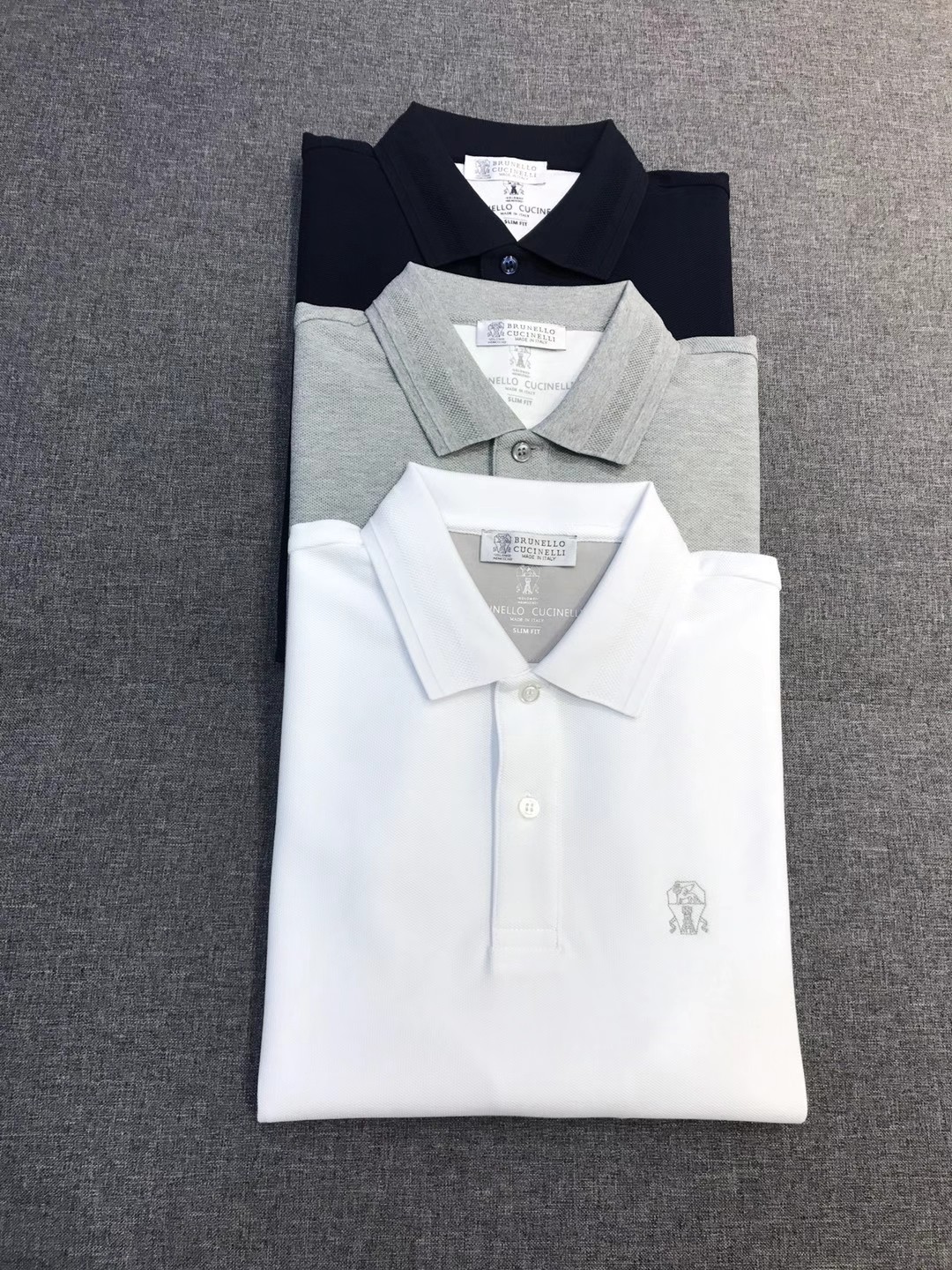 NO:832993,BC family men's business casual pique cotton lapel polo POLO shirt, product from Shanghai trading company, pure blood quality, new spring and summer 26, officially sold at the same time, perfect condition!  !  BC is the world's top luxury brand from Italy, known as the 'King of Cashmere' and 'the true luxury product in the clothing industry' for its low-key luxury!  Fashion with a typical Italian style is very sophisticated in terms of fabric selection and craftsmanship. It is very consistent with the BC aesthetic tone. It is low-key and luxurious, elegant and noble. The brand logo on the chest is a soul-like existence. This detail effectively flaunts the brand identity, enriches the vision and adds a sense of fashion!  The high-grade materials imported from Egypt are selected from the finest long-staple cotton raw materials with excellent sunlight in the Nile River area. They are custom-woven and dyed in a century-old Italian workshop. The fabric properties are all of the highest quality. The mesh structure is delicate and natural, and the comfort and breathability are perfect. The tactile experience is self-evident, and the ultimate luxury enjoyment!  The details are exquisite and exquisite, and the sense of high quality is demonstrated everywhere. The top-grade mother-of-pearl buckles are selected with natural texture structure, which is very ingenious. The color matching is light and sophisticated, the color system is versatile, the mixing and matching space is extremely high, both business and leisure, a very high-end and high-quality POLO shirt, you can only meet it but not ask for it!  Size M-XXXL M size, shoulder width 44, bust 100, length 68,,chanel,19860909BC家族男士商务休闲珠地棉翻领马球POLO衫,上海贸易公司货,纯正血统品质,26年春夏新品,官方同步售卖,品相完美如斯！！ BC来自意大利的世界顶级奢侈品牌,被誉为低调奢华的 “山羊绒之王” 和 “服装界真正的奢侈品”！ 颇具意大利典型风格的时装,在面料选取和工艺方面都相当考究,极符合 BC美学基调,低调且奢华,优雅且高贵,胸前的品牌标识属于灵魂式的存在,此细节有力标榜了品牌身份,即丰富了视觉亦让时髦感加持！ 客供埃及进口高级物料,甄选尼罗河区域光照极好的上等长绒棉花原料,经过意大利百年工坊定织定染而成,面料属性皆为上乘,网眼结构细腻自然,舒适性与透气性完美兼备,触感体验不言而喻,奢华极致享受！ 细节精湛考究,处处彰显了高级品质感,甄选的顶级贝母扣,自带天然纹理构造,非常匠心,配色轻熟有品,色系百搭,混搭空间极高,商务休闲兼具,非常高端优质的一款POLO衫,可遇而不可求！尺码M-XXXL M码 肩宽44 胸围100 衣长68,,chanel,,Men's clothing