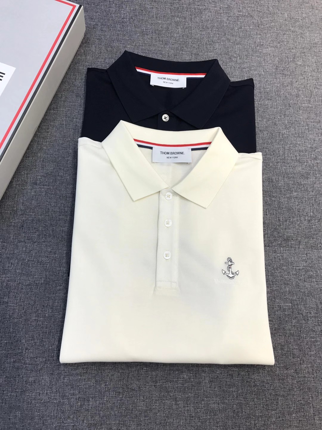 NO:833001,TB family men's fashion piqué cotton lapel POLO shirt, available from trading company channels, 2026 spring and summer show series, popular TOP items in buyer's stores, and fashion bloggers' high-frequency dressing interpretations!  !  With New York's elite order as its backbone and nautical retro as its soul, TB breaks the boundaries between casual and formal, condensing academic rigor and maritime free spirit into this single product, reshaping the high-end daily aesthetic paradigm!  The overall design style is still based on TB aesthetic design, which is highly recognizable. The iconic red, white and blue three-color webbing runs through the collar, cuffs and hem, which is the visual gene of the brand and a classic symbol of American elite culture. The chest is decorated with a combination of the seasonal anchor and brand logo, which is outlined with exquisite embroidery technology. The brand recognition is engraved in a low-key manner, showing the taste in every detail, and effectively flaunting the brand identity and image!  The imported high-gram weight ultra-fine pique cotton fabric is supplied to customers and is treated with mercerization process, which makes it even more skin-friendly. It has high-quality texture, incomparably delicate touch, soft and comfortable, has a cool feeling, and has excellent breathability!  The details highlight the elements. The hem adopts a slight drop design on the front and back. It is a very unique detail. The side seam slits are matched with mother-of-pearl buttons, and the edges are embellished with webbing. Every detail follows high-end standards!  The two colors of off-white and navy blue are pure and restrained, suitable for various scenarios. They are calm and decent for business meetings, casual and high-end for leisure travel, and can be used for golf, light socializing, and daily commuting. There is no need to deliberately carve out, and the elite style is revealed in simplicity, so that every time you wear it, it is a silent interpretation of the aesthetics of high-end life!  Sizes 1-5 (M-XXXL) Size M, shoulder width 45, bust 102, length 68,,19860909TB家族男士时装款珠地棉翻领POLO衫,贸易公司渠道货,26年春夏秀场系列,买手店里的人气TOP单品,时尚博主高频穿搭演绎！！ 以纽约精英秩序为骨,航海复古为魂,TB打破休闲与正式的边界,将学院派严谨与海洋自由精神,凝于这件单品之上,重塑高阶日常的审美范式！ 通体的设计造型仍然以TB美学设计为基调,辨识度鲜明,标志性红白蓝三色织带贯穿领口、袖口与下摆,是贯穿品牌的视觉基因,亦是美式精英文化的经典符号,胸前饰有当季船锚及品牌标识组合体,采用精美刺绣体工艺勾勒而成,低调镌刻品牌辨识度,于细微处彰显品味底蕴,且有力标榜了品牌身份和形象！ 客供进口高克重超精细珠地棉面料,采用丝光工艺处理,亲肤性更甚一筹,质感上乘,触感无敌细腻,柔软舒适,自带冰爽感,同时兼具优越的透气性！ 细节之处尽显元素亮点,下摆前后采用微落差式设计,非常别致的细节,侧缝开衩搭配珍珠母贝纽扣,边缘织带点缀,每一处细节皆遵循高定标准！ 米白与藏蓝双色,纯粹克制,适配多元场景,商务会晤时沉稳得体,休闲出行时随性高级,高尔夫、轻社交、日常通勤皆可驾驭,无需刻意雕琢,于简约中流露精英格调,让每一次穿着,都是对高级生活美学的无声诠释！尺码1-5码（M-XXXL） M码 肩宽45 胸围102 衣长68,,,Men's clothing