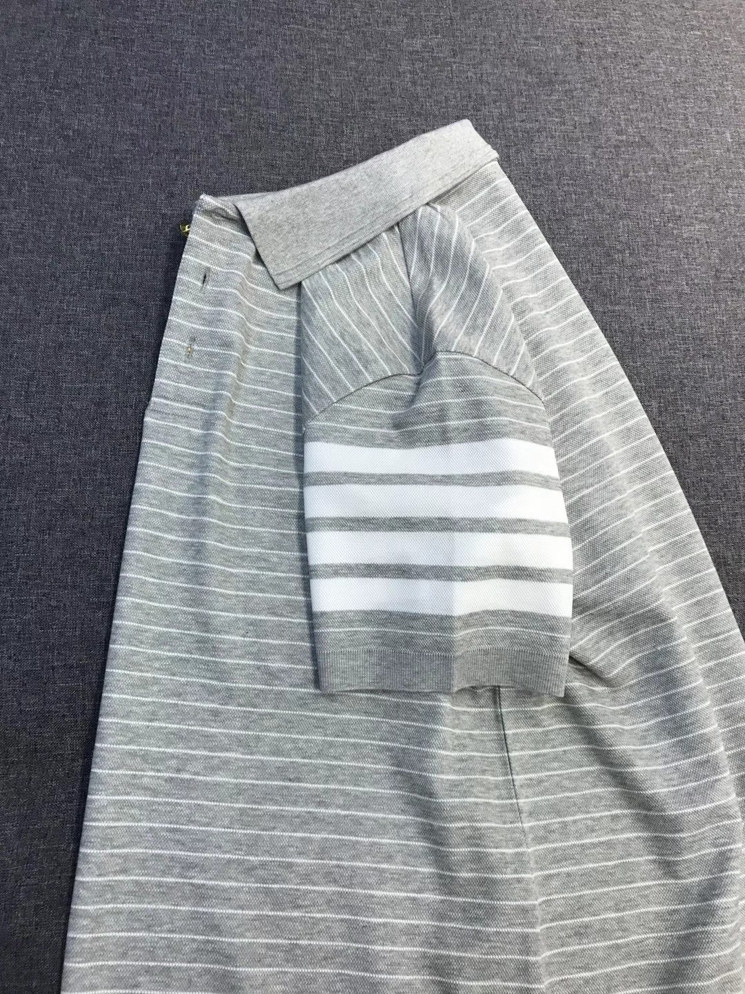 NO:832949,TB family men's fashion style striped jacquard piqué cotton lapel POLO shirt, product from trading company channel, 2026 spring and summer show series, popular TOP item in buyer's store, fashion bloggers' high-frequency dressing interpretation!  !  Originating from the avant-garde aesthetics of New York, TB reshapes classics with deconstruction, blends American college style with modern minimalism, breaks the boundaries of traditional dressing, uses iconic elements to build a unique high-end style, and interprets the dressing attitude of elite men!  The overall design is still based on the TB aesthetic design, which is highly recognizable. The iconic four-bar striped webbing embellishes the cuffs, and the red, white and blue ribbed webbing runs through the collar and hem. It is the core symbol of brand recognition and highlights the identity in details. The front and hem are customized with metal buttons, engraved with exquisite textures, high-grade gloss, and smooth opening and closing. Each one has hidden ingenuity and effectively flaunts the brand identity and image!  The high-grade materials imported from Egypt are selected from the finest long-staple cotton raw materials with excellent sunlight in South America. They are custom-woven and dyed in a century-old Italian workshop. They are also washed and processed to create an excellent texture. It is very soft and skin-friendly, with perfect combination of comfort and breathability. The tactile experience is self-evident, and the ultimate luxury enjoyment!  The details highlight the elements. The hem adopts a slight drop design on the front and back, which is a very unique detail. The side seam slits are matched with metal gold buttons, and the edges are embellished with webbing. Every detail follows high-end standards!  The color is light and versatile, with a high-end gray tone. The upper body is both neat and loose. It can be paired with trousers to create a business elite look, suitable for workplace commuting and business meetings. It can also be paired with casual pants and shorts to unlock daily travel and weekend party scenes, allowing you to switch between formal and casual!  Sizes 1-5 (M-XXXL) Size M, shoulder width 45, bust 102, length 68,,shorts,19860909TB家族男士时装款条纹提花珠地棉翻领POLO衫,贸易公司渠道货,26年春夏秀场系列,买手店里的人气TOP单品,时尚博主高频穿搭演绎！！ 源自纽约的先锋美学,TB以解构主义重塑经典,将美式学院风与现代极简主义交融,打破传统穿搭边界,以标志性元素构建独树一帜的高阶格调,诠释精英男士的穿搭态度！ 通体的设计造型仍然以TB美学设计为基调,辨识度鲜明,标志性四杠条纹织带点缀袖口,红白蓝三色罗纹织带贯穿领口、下摆,是品牌辨识度的核心符号,于细节处彰显身份,前襟、下摆定制金属纽扣,镌刻精致纹路,光泽感高级,开合顺滑,每一颗都暗藏匠心,且有力标榜了品牌身份和形象！ 客供埃及进口高级物料,甄选南美区域光照极好的上等长绒棉花原料,经过意大利百年工坊定织定染而成,另外做水洗工艺处理,缔造出极为出色的质感,非常柔软亲肤,舒适性与透气性完美兼备,触感体验不言而喻,奢华极致享受！ 细节之处尽显元素亮点,下摆前后采用微落差式设计,非常别致的细节,侧缝开衩搭配金属制金色纽扣,边缘织带点缀,每一处细节皆遵循高定标准！ 配色轻熟百搭,高级灰色调,上身兼具利落感与松弛感,既可搭配西裤打造商务精英造型,适配职场通勤、商务会晤,也可搭配休闲裤、短裤解锁日常出行、周末聚会场景,于正式与随性间自由切换！尺码1-5（M-XXXL） M码 肩宽45 胸围102 衣长68,,shorts,,Men's clothing