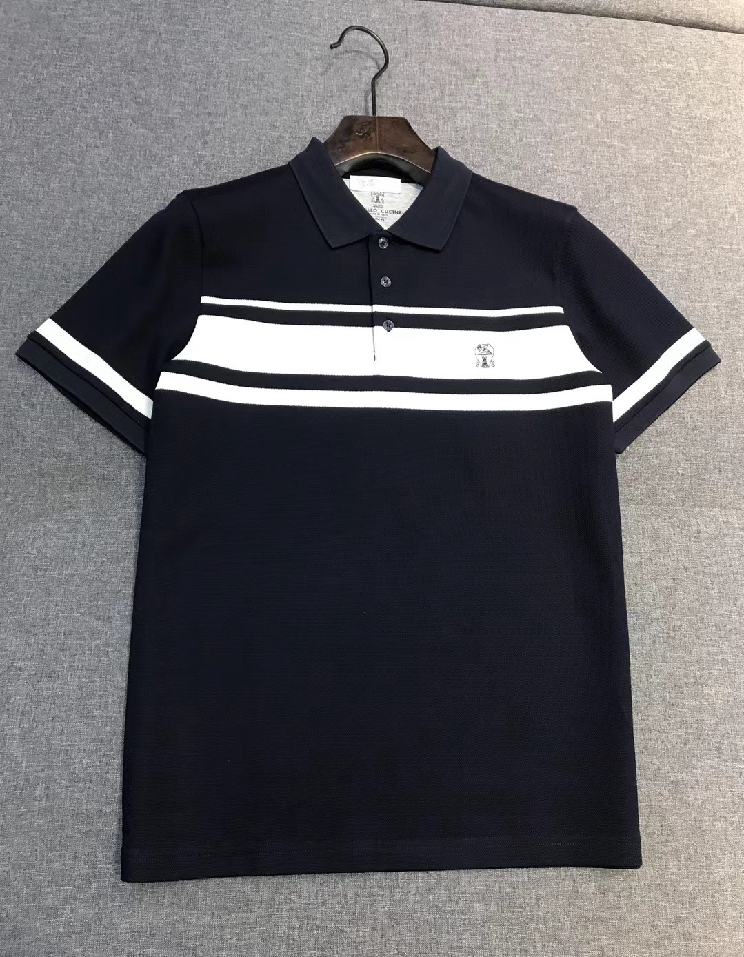NO:907826,BC men's business casual contrast striped short-sleeved POLO shirt, product from Shanghai Trading Company, pure blood quality, new spring and summer 2026, officially sold simultaneously!  BC is the world's top luxury brand from Italy, known as the 'King of Cashmere' and 'the true luxury product in the clothing industry' for its low-key luxury!  Fashion with a typical Italian style is very sophisticated in terms of fabric selection and craftsmanship. It is very consistent with the BC aesthetic tone. It is low-key and luxurious, elegant and noble. The brand logo on the chest is a soul-like existence and is presented in exquisite embroidery. This detail strongly flaunts the brand identity. The classic black and white contrasting stripes run across the body, enriching the overall vision and adding a sense of fashion!  The high-grade materials imported from Egypt are selected from the finest long-staple cotton raw materials with excellent sunlight in the Nile River area. They are custom-woven and dyed in a century-old Italian workshop. The fabric properties are all of the highest quality. The mesh structure is fine and natural, soft to the touch, and has a strong skin feel. It has perfect comfort and breathability, giving you the ultimate luxury experience!  The details are exquisite and exquisite, and the sense of high-end quality is demonstrated everywhere. The buttons are made of deep-sea mother-of-pearl polishing. Each button has a unique texture structure and a beautiful gloss. It is unrivaled in high-end sophistication. The iconic brand logo is decorated on the inside of the collar, which is a unique mark of identity!  The color scheme is light and versatile, and can interpret a unique styling effect. The upper body is fashionable and elegant. It is a polo POLO shirt that highly highlights your temperament and taste. It is a perfect combination of business and leisure for urban high-end elites!  Meet various daily dressing needs!  Size M-XXXL M size, shoulder width 44, bust 100, length 68, T-shirt,19860909BC男士商务休闲撞色条纹短袖POLO衫,上海贸易公司货,纯正血统品质,26年春夏新品,官方同步售卖！ BC来自意大利的世界顶级奢侈品牌,被誉为低调奢华的 “山羊绒之王” 和 “服装界真正的奢侈品”！ 颇具意大利典型风格的时装,在面料选取和工艺方面都相当考究,极符合 BC美学基调,低调且奢华,优雅且高贵,胸前的品牌标识属于灵魂式的存在,采用精美刺绣体形态呈现,此细节有力标榜了品牌身份,经典黑白撞色条纹横贯衣身,丰富了整体视觉亦让时髦感加持！ 客供埃及进口高级物料,甄选尼罗河区域光照极好的上等长绒棉花原料,经过意大利百年工坊定织定染而成,面料属性皆为上乘,网眼结构细腻自然,触感柔软,肤感极强,舒适性与透气性完美兼备,奢华极致享受！ 细节精湛考究,处处彰显了高级品质感,纽扣采用深海母贝打磨制成,每粒皆有着独一无二的纹理构造,且透着美轮美奂的光泽度,无敌的高级精美,衣领内处饰有标志性品牌标识,属于身份独特印记！ 配色轻熟百搭,可诠释出别具一格的造型效果,上身时髦优雅,属于非常凸显气质和品位的一款马球POLO衫,都市高端精英商务与休闲完美兼备！满足日常各种穿搭需求！尺码M-XXXL M码 肩宽44 胸围100 衣长68,,T-shirt,,Men's clothing