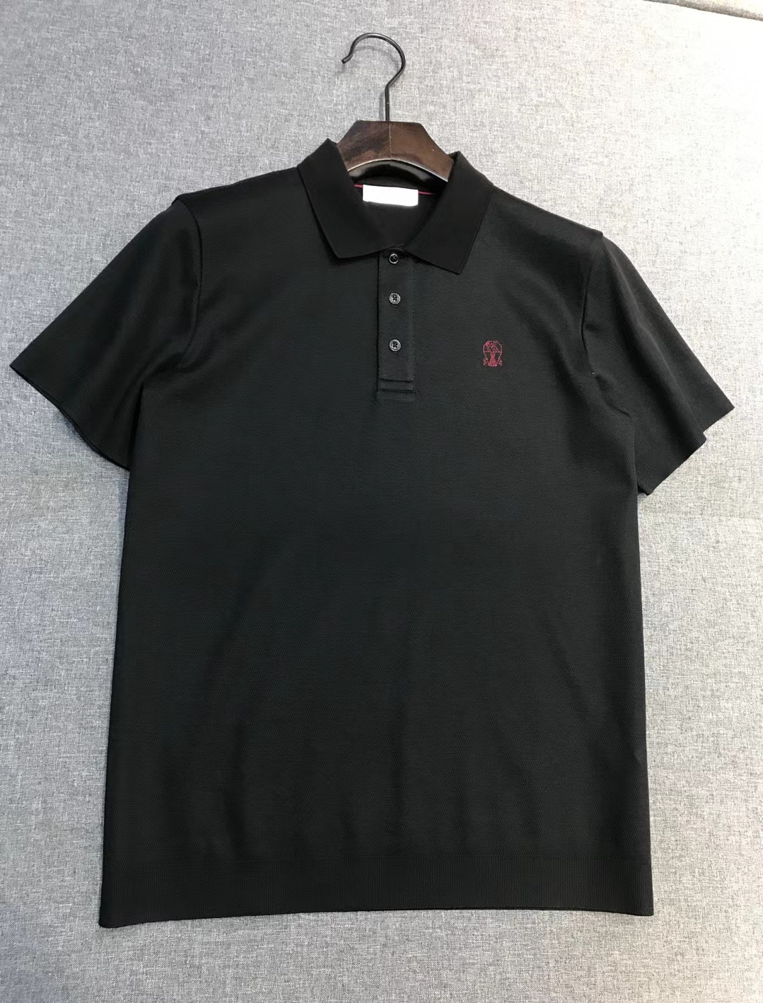 NO:907822,BC family men's business casual mulberry silk blended lapel POLO shirt, product from Shanghai trading company, pure blood quality, new spring and summer 26, officially sold simultaneously!  In perfect condition!  !  BC is the world's top luxury brand from Italy, known as the 'King of Cashmere' and 'the true luxury product in the clothing industry' for its low-key luxury!  Fashion with a typical Italian style is very sophisticated in terms of fabric selection and craftsmanship. It is very consistent with the BC aesthetic tone. It is low-key and luxurious, elegant and noble. The brand logo on the chest is a soul-like existence and is presented in exquisite embroidery. This detail effectively flaunts the brand identity, enriches the vision and adds a sense of fashion!  The high-grade materials imported from Egypt are selected from the best long-staple cotton raw materials with excellent sunlight in the Nile River area. They are blended with a certain golden ratio of mulberry silk material and are custom-woven and dyed in a century-old Italian workshop. It creates an excellent texture, excellent gloss, and a sense of high-end. The mesh structure is delicate and natural, skin-friendly and smooth, and the comfort is unquestionable. The unique pineapple texture structure greatly increases the breathability. The tactile experience is self-evident, and the ultimate luxury enjoyment!  The details are exquisite and elegant, and the sense of high quality is demonstrated everywhere. The selected top-grade mother-of-pearl buckles have their own natural texture structure and are very ingenious. The cuffs and hem are made of unique knitting technology. The process is extremely complicated and provides a good sense of relaxation when wearing!  The color scheme is versatile and versatile, and the mixing and matching space is extremely high. It is perfect for business commuting, leisure outings, golf and other occasions, and meets various daily dressing needs. A very high-end, high-quality and tasteful POLO shirt, you can only meet it but not ask for it!  Size M-XXXL M size, shoulder width 44, bust 100, length 67,,chanel,gold,19860909BC家族男士商务休闲桑蚕丝混纺翻领POLO衫,上海贸易公司货,纯正血统品质,26年春夏新品,官方同步售卖！品相完美如斯！！ BC来自意大利的世界顶级奢侈品牌,被誉为低调奢华的 “山羊绒之王” 和 “服装界真正的奢侈品”！ 颇具意大利典型风格的时装,在面料选取和工艺方面都相当考究,极符合 BC美学基调,低调且奢华,优雅且高贵,胸前的品牌标识属于灵魂式的存在,采用精美刺绣体呈现,此细节有力标榜了品牌身份,即丰富了视觉亦让时髦感加持！ 客供埃及进口高级物料,甄选尼罗河区域光照极好的上等长绒棉花原料,融合一定黄金比例的桑蚕丝材质,经意大利百年工坊定织定染而成,缔造出极为出色的质感,光泽度极好,透着高级感,网眼结构细腻自然,亲肤顺滑,舒适性毋庸置疑,独特的菠萝纹理形态构造,极大的增加了透气性,触感体验不言而喻,奢华极致享受！ 细节精湛考究,处处彰显了高级品质感,甄选的顶级贝母扣,自带天然纹理构造,非常匠心,袖口及下摆采用别致的针织工艺打造,工序极为繁复,穿搭间提供了良好的松弛感！ 配色轻熟万能百搭,混搭空间极高,商务通勤与出街休闲、高尔夫等场合完美兼备,满足日常各种穿搭需求,非常高端优质且极具品位格调的一款POLO衫,可遇而不可求！尺码M-XXXL M码 肩宽44 胸围100 衣长67,,chanel,gold,,Men's clothing