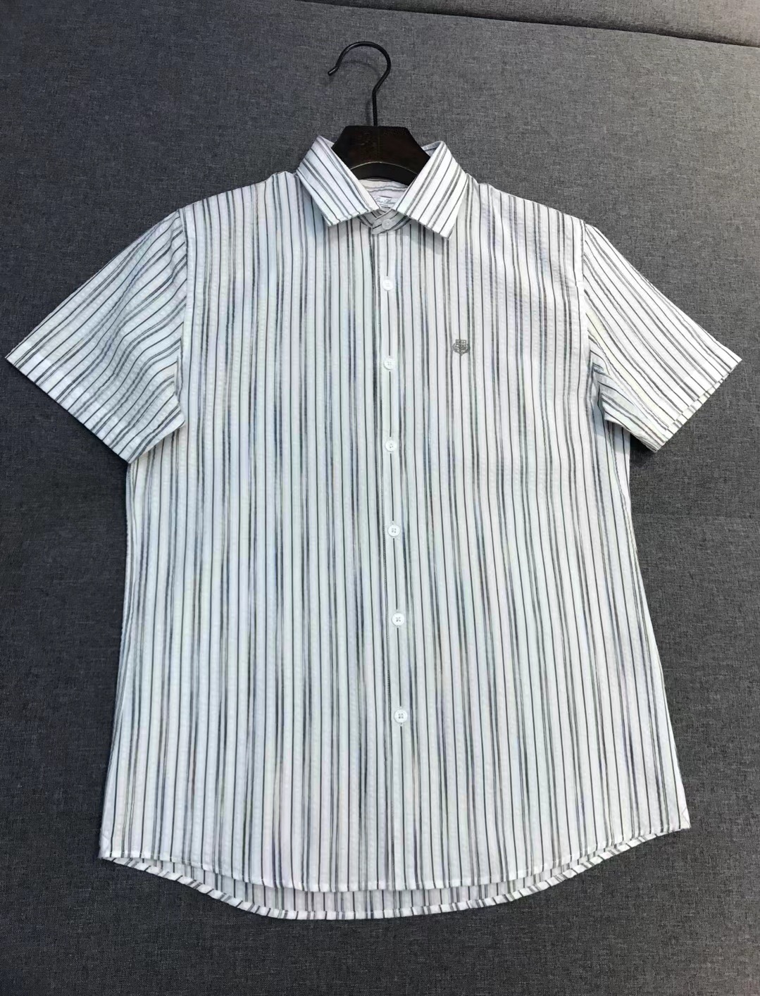NO:907840,LP men's high-end business commuting casual seersucker jacquard short-sleeved shirt, a product obtained through trading company channels, from a well-known family, pure blood quality, Italian origin product, official spring and summer new product in 26 years!  Old money style series!  !  Fashion with a typical Italian style is very sophisticated in terms of fabric selection and craftsmanship. It is very in line with the aesthetic tone of the LP family. It is low-key and luxurious, elegant and noble. Every detail proves the high-end sense of the brand itself. The iconic brand logo is decorated on the chest, which is a soul-like interpretation!  The high-count, long-staple cotton seersucker fabric is selected from an exclusive Italian weaving workshop. The texture has three-dimensional pleated texture, is breathable and sweat-wicking, has a light and soft touch, and has natural anti-wrinkle properties suitable for various summer scenes. Classic gray and white pinstripes are intertwined with light blue and light gold threads to weaken the visual impact. The restrained aesthetics are outlined with low-saturated and high-end tones, breaking the monotony of solid colors and hiding layers in simplicity!  Every detail is exquisite and perfectly fitted, and is made in strict accordance with Italian craftsmanship standards. The buttons are polished from Spanish natural white butterfly oysters. Each button has a unique texture, which is warm and shiny. The hem is reinforced and hemmed, and the inner wiring is neat and without redundancy. Every accessory material and workmanship follows Italian precision standards!  The color scheme is fashionable and elegant, and the Italian casual style has a sense of relaxation and luxury. It is suitable for various scenarios such as urban commuting, vacation travel, light business meetings, etc. Whether worn alone to highlight the texture, or worn inside to create layers, it can show the wearer's extraordinary taste. It is a piece with a full sense of style!  Size M-XXXL M size shoulder width 45 bust 102 length 72,,loro piana,shirts,T-shirt,19860909LP男士高端商务通勤休闲泡泡纱提花短袖衬衫,贸易公司渠道臻品,系出名门,纯正血统品质,意大利原产出品,26年官方春夏新品！老钱风系列！！ 颇具意大利典型风格的时装,在面料选取和工艺方面都相当考究,极符合LP家族美学基调,低调且奢华,优雅且高贵,每一个细节都在力证品牌自身的高级感,胸前饰有标志性品牌标识,属于灵魂式的诠释！ 甄选高支长绒棉泡泡纱面料,源自意大利专属织造工坊,肌理自带立体褶皱肌理,透气排汗,触感轻盈软糯,天然抗皱属性适配夏日多元场景,经典灰白细条纹交织浅蓝、浅金丝线,弱化视觉冲击,以低饱和高级色调勾勒克制美学,打破纯色单调,于简约中暗藏层次！ 细节处处精致考究,严丝合缝,严格按照意大利工艺标准制作,纽扣为西班牙天然白蝶贝打磨而成,每粒都有着独一无二的纹路,温润有光泽,下摆加固包边、内里走线工整无冗余,每一处辅料与做工皆遵循意式精工标准！ 配色时髦优雅,意式休闲风格兼具松弛感与高级感,适配都市通勤、度假出行、轻商务会晤等多元场景,无论是单穿凸显质感,还是内搭打造层次,皆能彰显穿着者不凡品味,属于造型感十足的一款单品！尺码M-XXXL M码 肩宽45 胸围102 衣长72,,loro piana,shirts,T-shirt,,Men's clothing