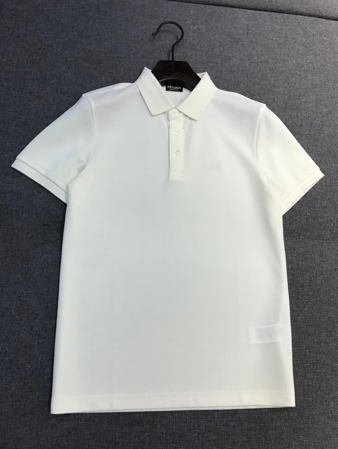 NO:907830,EZ men's business casual piqué cotton short-sleeved polo POLO shirt, top foreign brand channel product, pure blood quality, original Italian factory, 26 spring and summer new style, high-end first-line ace series, perfect word-of-mouth product!  !  This POLO shirt is extremely top-notch in terms of appearance and fabric craftsmanship. It is rare in the market and is rare to find and cherish. The style still continues the minimalist and normalized design of the EZ family, taking the light, elegant and capable route to the extreme. It is both solemn and harmonious, restrained, subtle and steady, full of unique charm and style, integrating fashion and temperament!  The high-grade materials imported from Egypt are selected from the finest long-staple cotton raw materials with excellent sunlight in the Nile River area. They are custom-woven and dyed in a century-old Italian workshop. It is an extremely luxurious and special material. The fabric properties are all of the highest quality. The texture is fine, natural and soft, with perfect comfort and breathability. The tactile experience is self-evident!  The details are exquisite and the quality is everywhere. The iconic brand logo is decorated on the chest, which is perfectly presented in exquisite embroidery. It is very delicate and flattering. It is equipped with the signature coffee-colored webbing element details on the back collar, which is a soulful close-up and enriches the overall vision. At the same time, the collar is processed with jacquard technology, which is quite fashionable, elegant and reduces age!  The colors are simple and versatile, and each color can interpret a unique styling effect. The clearness of off-white, the elegance of pea green, and the calmness of navy cover the core scenes of men's wardrobes. Off-white is suitable for weekends and light business occasions, pea green injects relaxation and vitality into commuting, and navy blue is an all-purpose choice for business and daily life!  A polo POLO shirt that highlights your temperament and taste. It is a perfect combination of business and leisure for urban high-end elites and petty bourgeoisie. It is a textured item that can transcend occasions and seasons, interpreting eternal elegance with minimalism!  Size M-XXXL M size, shoulder width 44, bust 100, length 68, T-shirt,19860909EZ家男士商务休闲珠地棉短袖马球POLO衫,顶级洋行渠道货,纯正血统品质,意大利原厂出品,26年春夏新款,高端一线王牌系列,完美口碑化产物！！ 品相与面料工艺都极为拔尖的一款POLO衫,市面稀罕少见,且遇且珍惜,风格仍延续EZ家极简常态化的设计,将轻熟优雅干练的路线发挥到极致,亦庄亦谐,内敛含蓄稳重,充满独特魅力格调,集时髦与气质于一身！ 客供埃及进口高级物料,甄选尼罗河区域光照极好的上等长绒棉花原料,经过意大利百年工坊定织定染而成,极为奢华特殊的材质,面料属性皆为上乘,肌理细腻自然柔软,舒适性与透气性完美兼备,触感体验不言而喻！ 细节精湛考究,处处尽显品质感,胸前饰有标志性品牌标识,以精美刺绣体完美呈现,非常精致讨巧,搭载后领招牌咖色织带元素细节,属于灵魂式的特写,丰富了整体视觉,同时领部采用提花工艺处理,颇具时髦优雅且减龄！ 配色简约百搭,每色都可诠释出别具一格的造型效果,米白的清隽、豆绿的雅致、藏青的沉稳,覆盖了男士衣橱的核心场景,米白适配周末与轻商务场合,豆绿为通勤注入松弛生机,藏青则是商务与日常的万能之选！ 非常凸显气质和品位的一款马球POLO衫,都市高端精英小资商务与休闲完美兼备,一件能跨越场合与季节的质感单品,以极简主义诠释永恒的优雅！尺码M-XXXL M码 肩宽44 胸围100 衣长68,,T-shirt,,Men's clothing