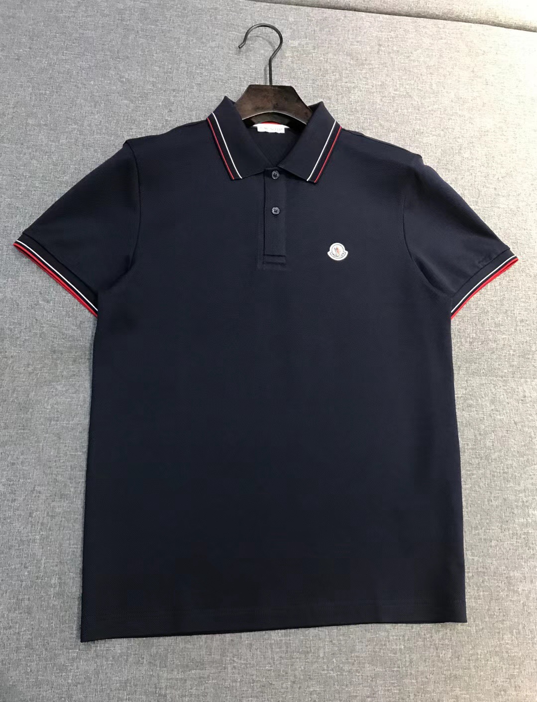 NO:907835,MON's high-end men's business casual pique cotton lapel polo POLO shirt, product of top trading company, platinum level, new spring and summer 2026, exclusive sale!  !  A polo shirt that is very in line with the aesthetic tone of the MON family. The design style perfectly follows the essence of the MON family. The classic contrasting color elements are perfectly embellished on the collar, cuffs and hem. It is equipped with the iconic wool felt badge logo on the chest. It is very recognizable. It is a soul-like embellishment and highlights the high-end and fashionable accent!  We provide customers with high-end imported ready-to-wear custom-woven pique fabrics, custom-woven and dyed in the ready-to-wear process of well-known French workshops. It is an extremely luxurious and special material. The fabric properties are all of the highest quality. The fabric has extremely high gloss, a fine and natural mesh structure, an extremely soft touch, excellent skin-friendliness, perfect combination of comfort and breathability, and the tactile experience is self-evident. It is the ultimate luxury enjoyment!  The details are exquisite and exquisite, with a two-button placket design and contrasting lapels. It is very high-end, elegant, fashionable and age-reducing. It has excellent compatibility. The upper body effect is smart and neat, with both style and temperament. It can be perfectly matched between business commuting and going out for leisure. It is a versatile and practical POLO shirt!  Size S-XXL M, shoulder width 44, bust 100, length 68,,19860909MON家高端男士商务休闲珠地棉翻领马球POLO衫,顶级贸易公司货,白金级品相,26年春夏新品,独家售卖！！ 极符合 MON 家美学基调的一款马球衫,造型设计画风完美沿袭了MON家的精髓,经典撞色元素完美点缀于领部、袖口及下摆处,搭载胸前标志性羊毛毡徽章标识,辨识度非常鲜明,属于灵魂式的点缀,且彰显出高级感与时装的腔调！ 客供高级进口成衣定织珠地面料,法国老牌工坊成衣工序定织定染,极为奢华特殊的材质,面料属性皆为上乘,面料光泽度极高,网眼结构细腻自然,触感极为柔软,亲肤性绝佳,舒适性与透气性完美兼备,触感体验不言而喻,奢华极致享受！ 细节精湛考究,两扣开合门襟设计,搭饰撞色翻领,非常高级优雅且时髦减龄,兼容性优越,上身效果干练利落,型格兼具,气质感十足,商务通勤与出街休闲完美驾驭,属于百搭实穿性极好的一款POLO衫！尺码S-XXL M码 肩宽44 胸围100 衣长68,,,Men's clothing