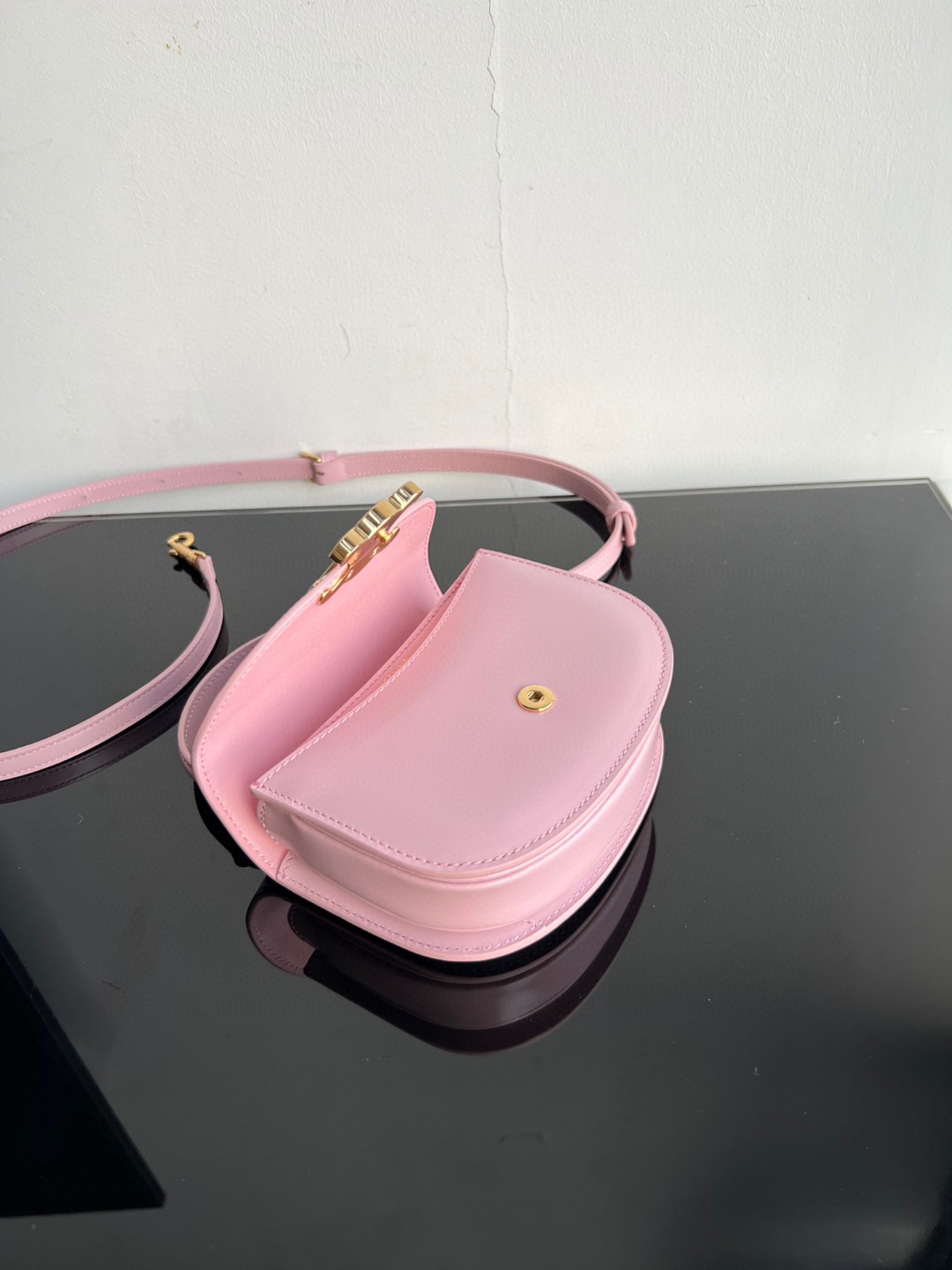 CELINE BESACE TRIOMPHE迷你亮泽牛皮手袋，凯旋门手提马鞍，尺寸：15.5 X 11.