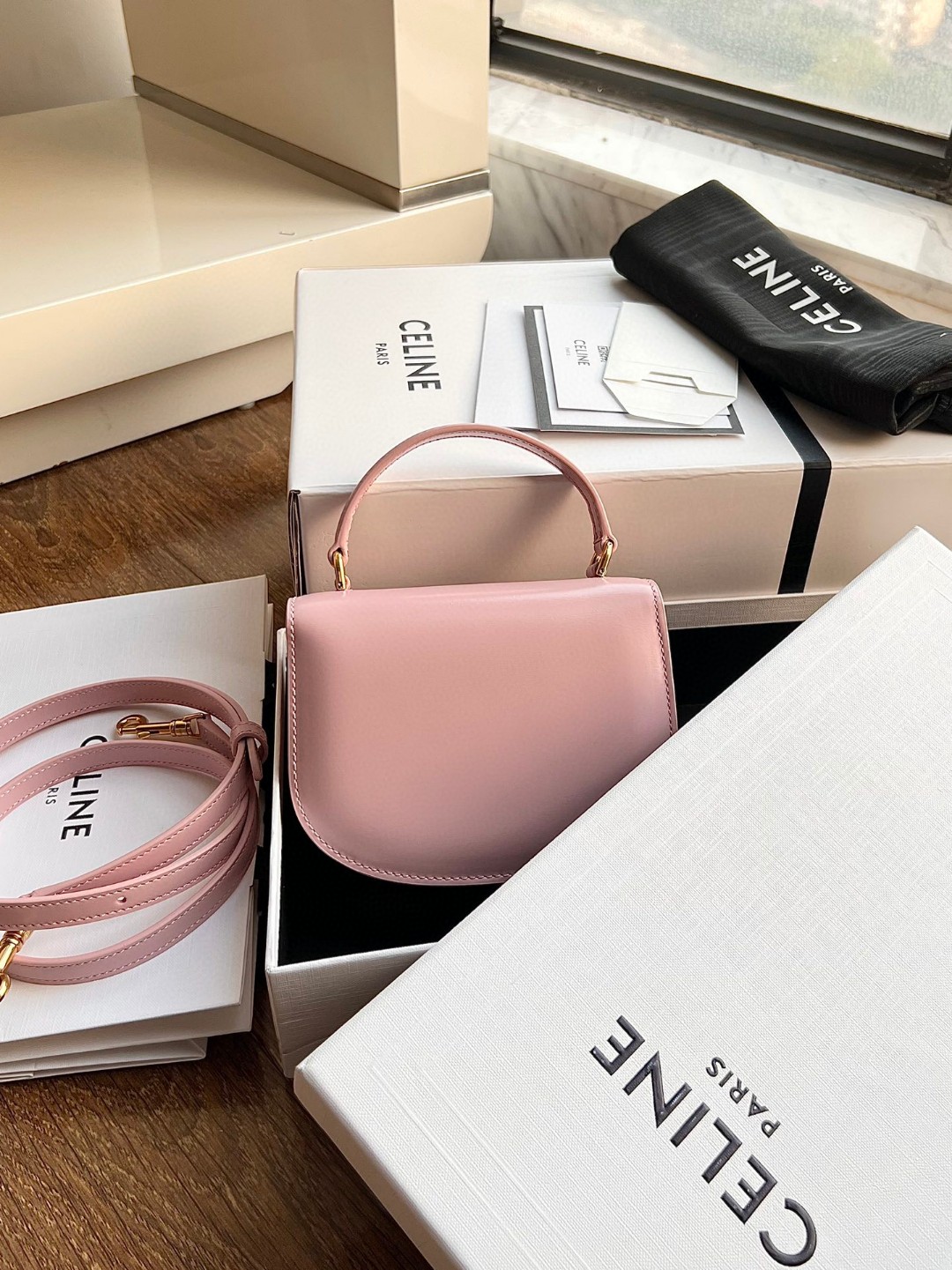 CELINE BESACE TRIOMPHE迷你亮泽牛皮手袋，凯旋门手提马鞍，尺寸：15.5 X 11.