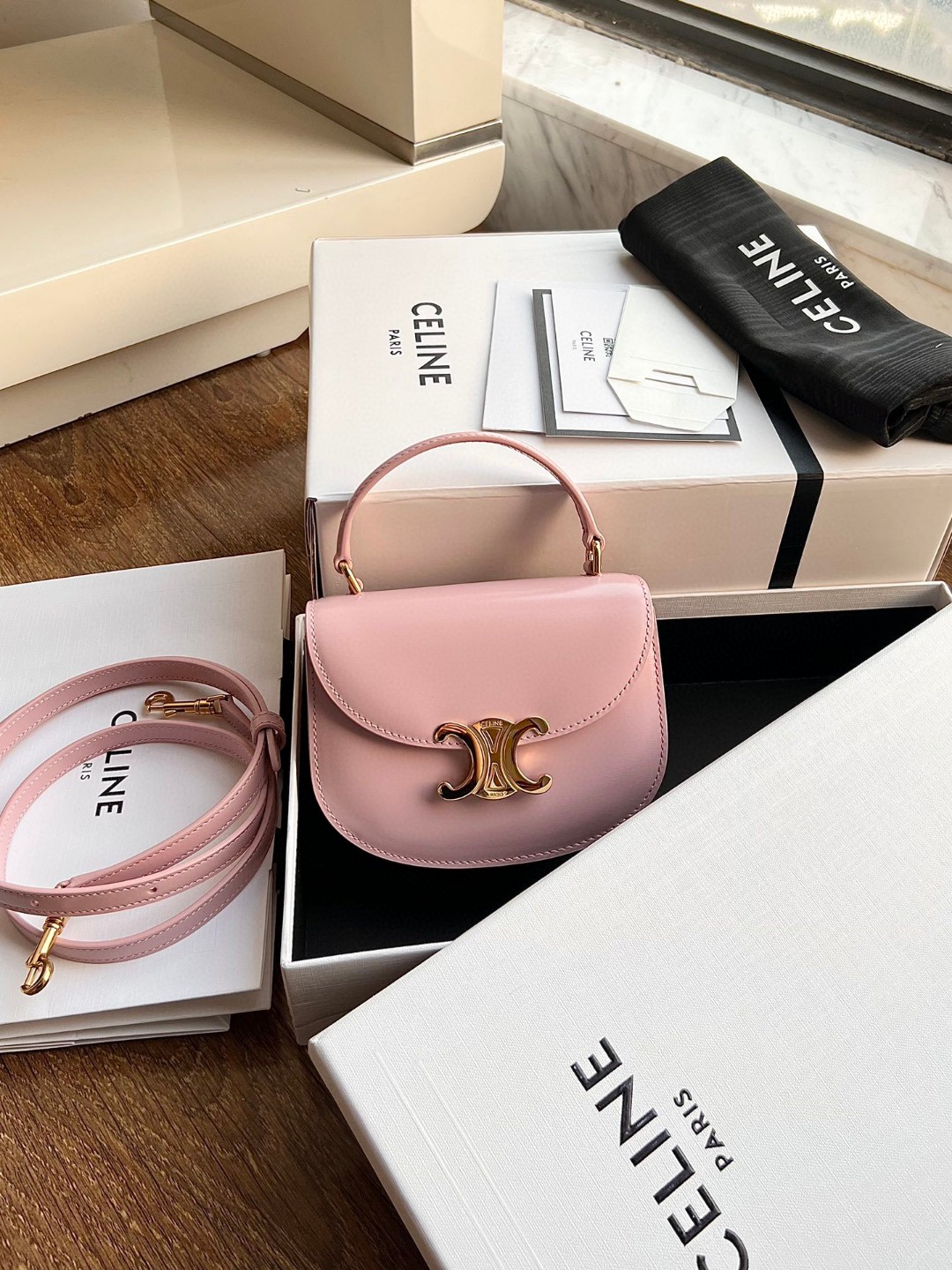 CELINE BESACE TRIOMPHE迷你亮泽牛皮手袋，凯旋门手提马鞍，尺寸：15.5 X 11.