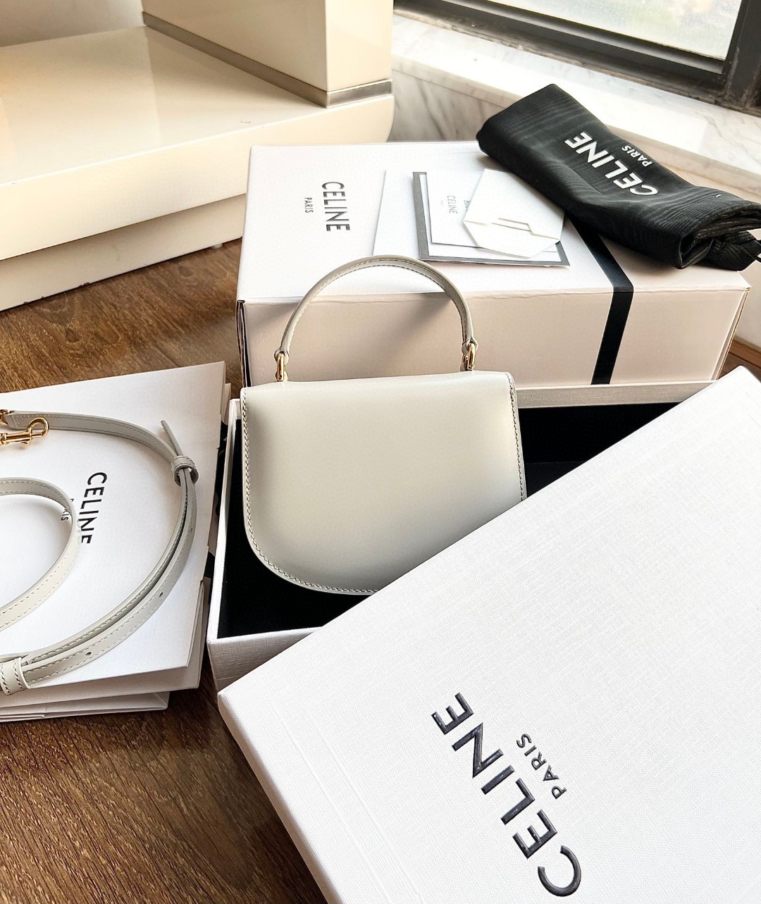 CELINE BESACE TRIOMPHE迷你亮泽牛皮手袋，凯旋门手提马鞍，尺寸：15.5 X 11.