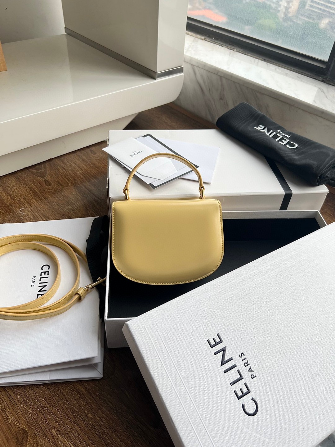 CELINE BESACE TRIOMPHE迷你亮泽牛皮手袋，凯旋门手提马鞍，尺寸：15.5 X 11.