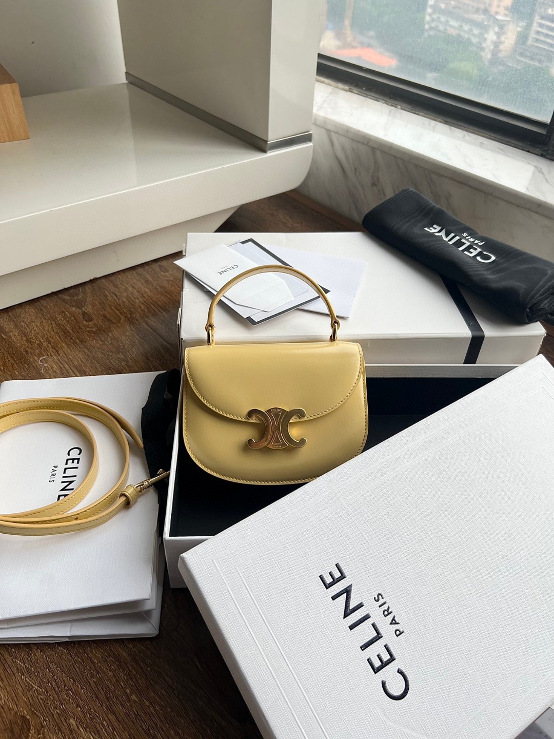 CELINE BESACE TRIOMPHE迷你亮泽牛皮手袋，凯旋门手提马鞍，尺寸：15.5 X 11.