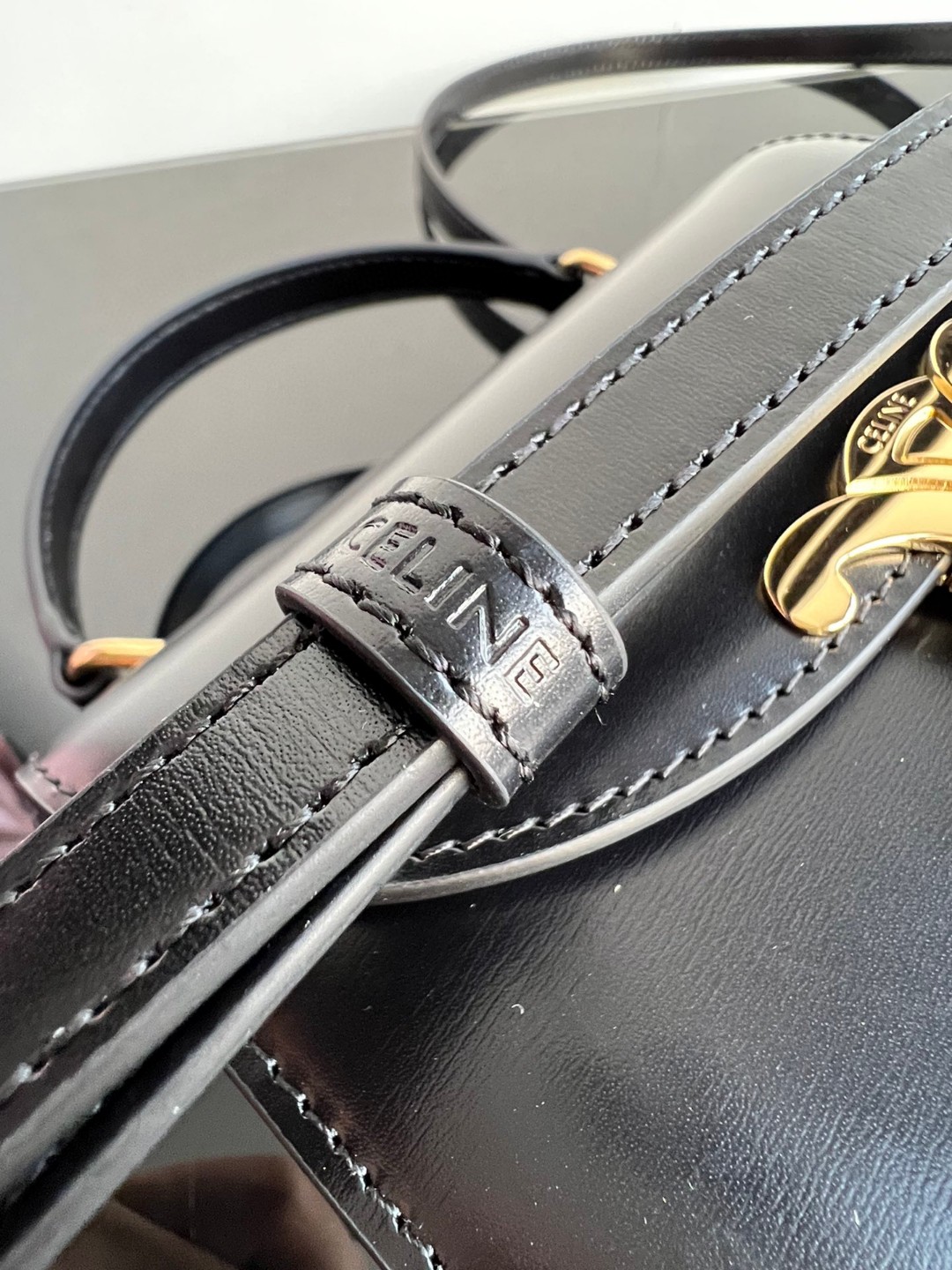 CELINE BESACE TRIOMPHE迷你亮泽牛皮手袋，凯旋门手提马鞍，尺寸：15.5 X 11.