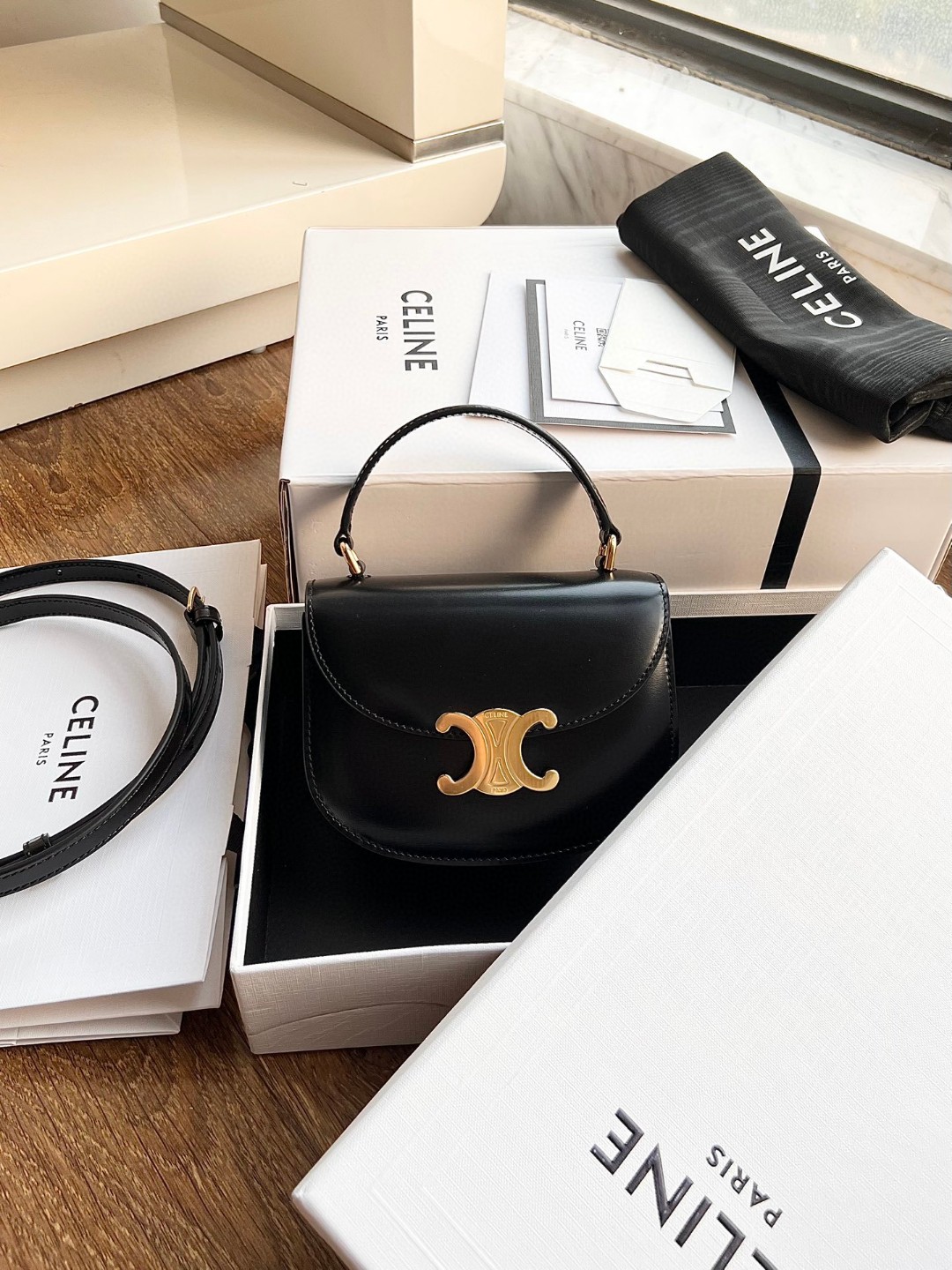 CELINE BESACE TRIOMPHE迷你亮泽牛皮手袋，凯旋门手提马鞍，尺寸：15.5 X 11.