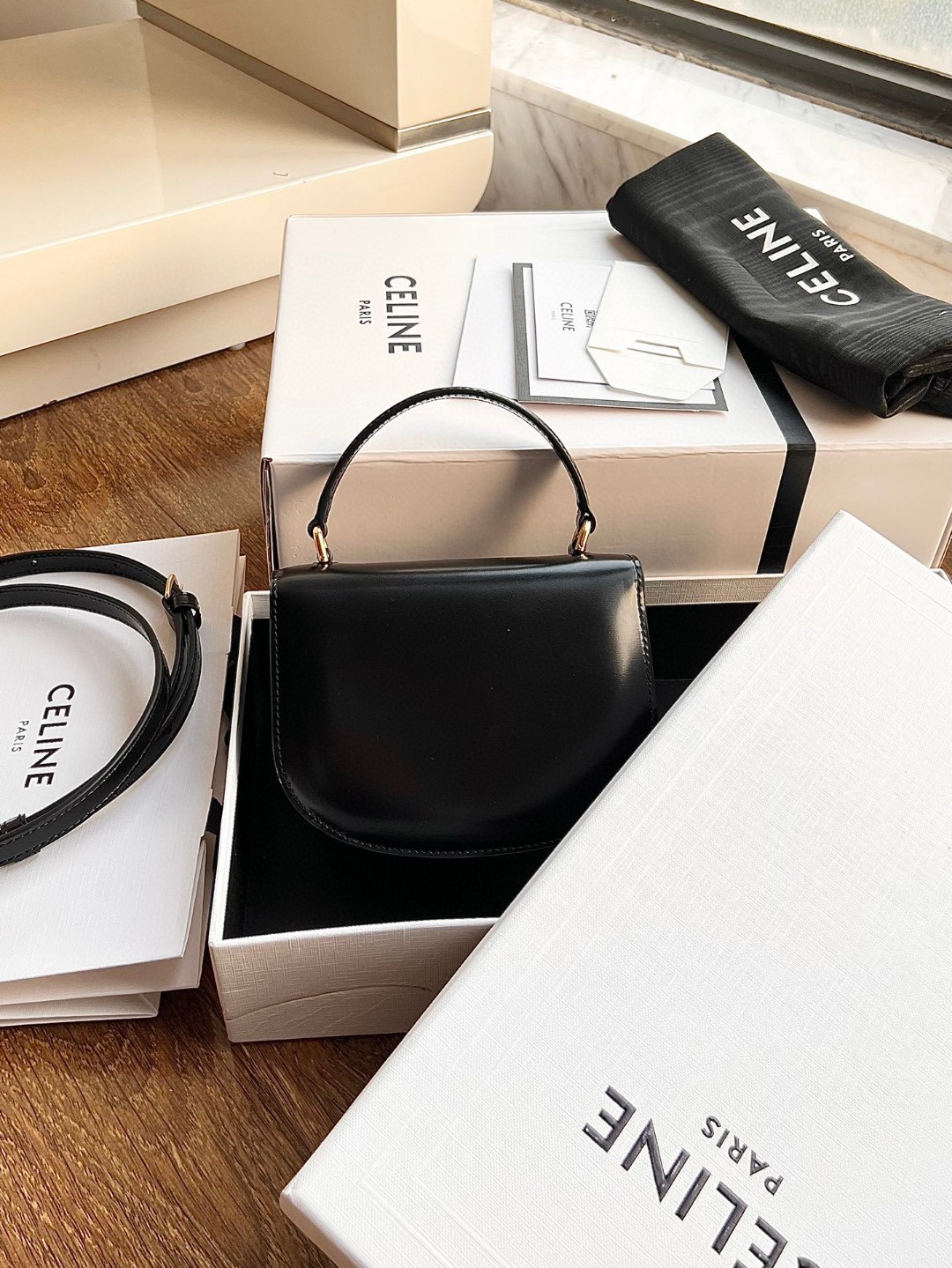 CELINE BESACE TRIOMPHE迷你亮泽牛皮手袋，凯旋门手提马鞍，尺寸：15.5 X 11.