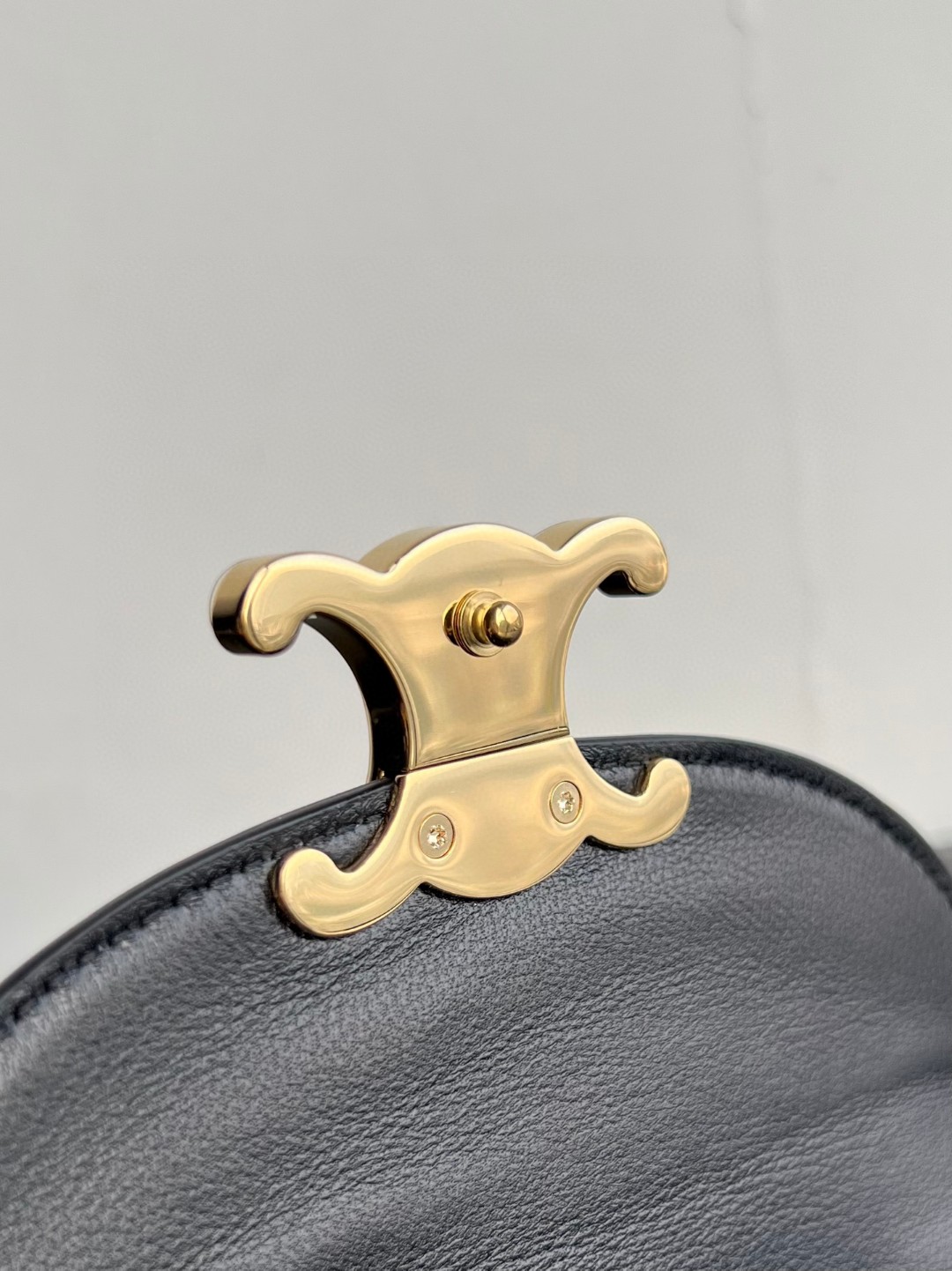 CELINE BESACE TRIOMPHE迷你亮泽牛皮手袋，凯旋门手提马鞍，尺寸：15.5 X 11.