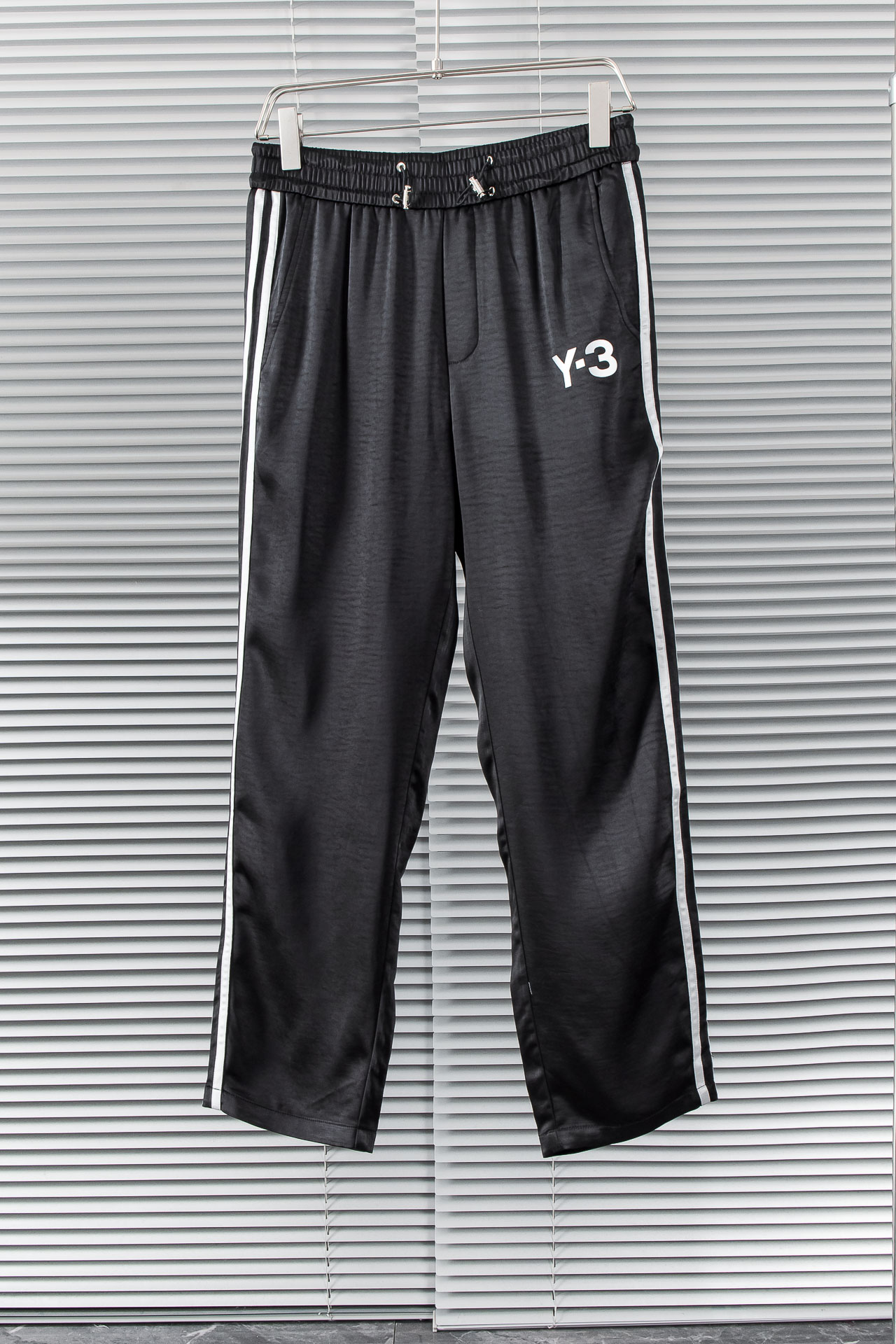   
 Y-3  2025SS 春夏最新轻薄款棉质休闲裤#版型超正、上身无敌帅气的新款裤装，绝对是春夏季