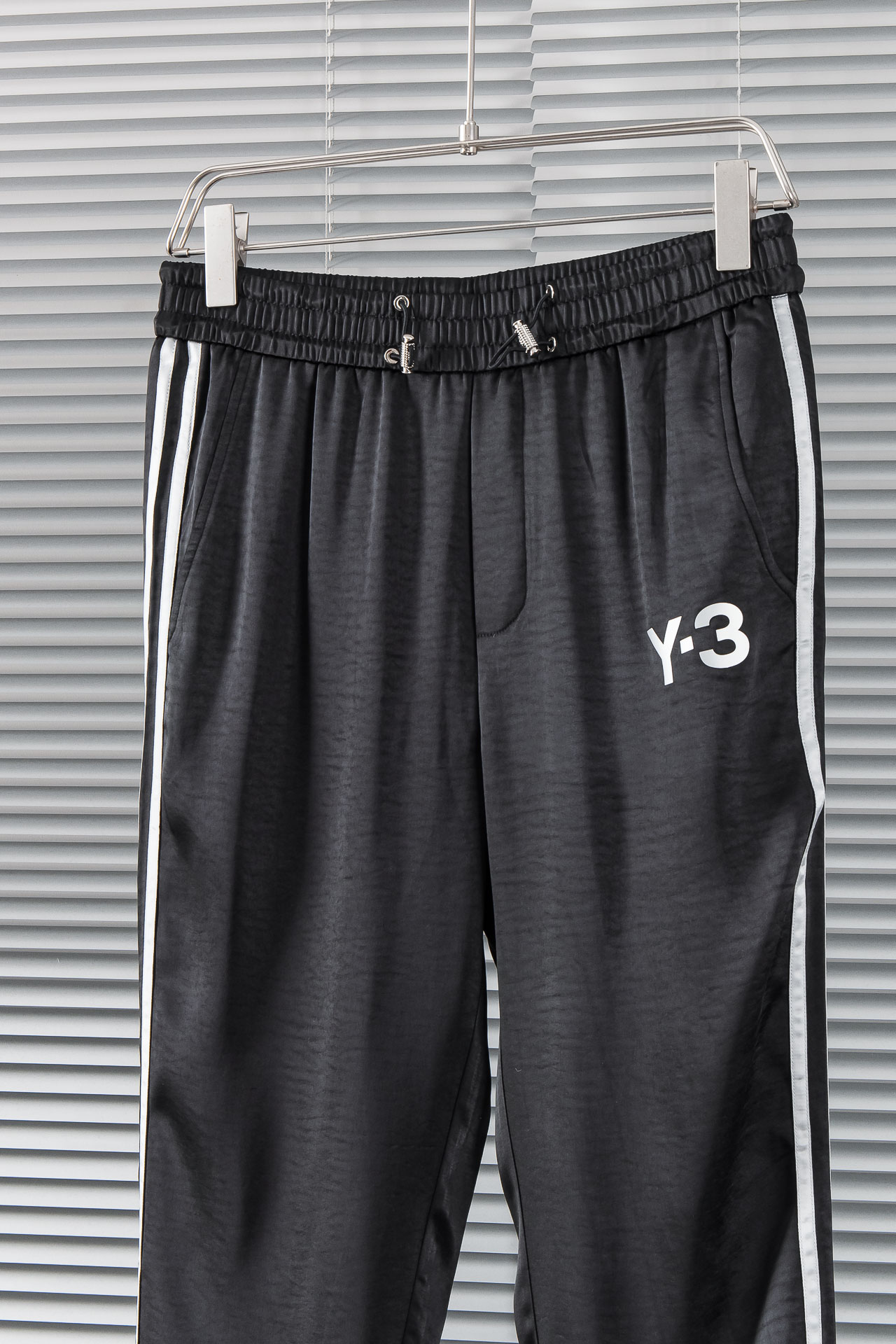   
 Y-3  2025SS 春夏最新轻薄款棉质休闲裤#版型超正、上身无敌帅气的新款裤装，绝对是春夏季