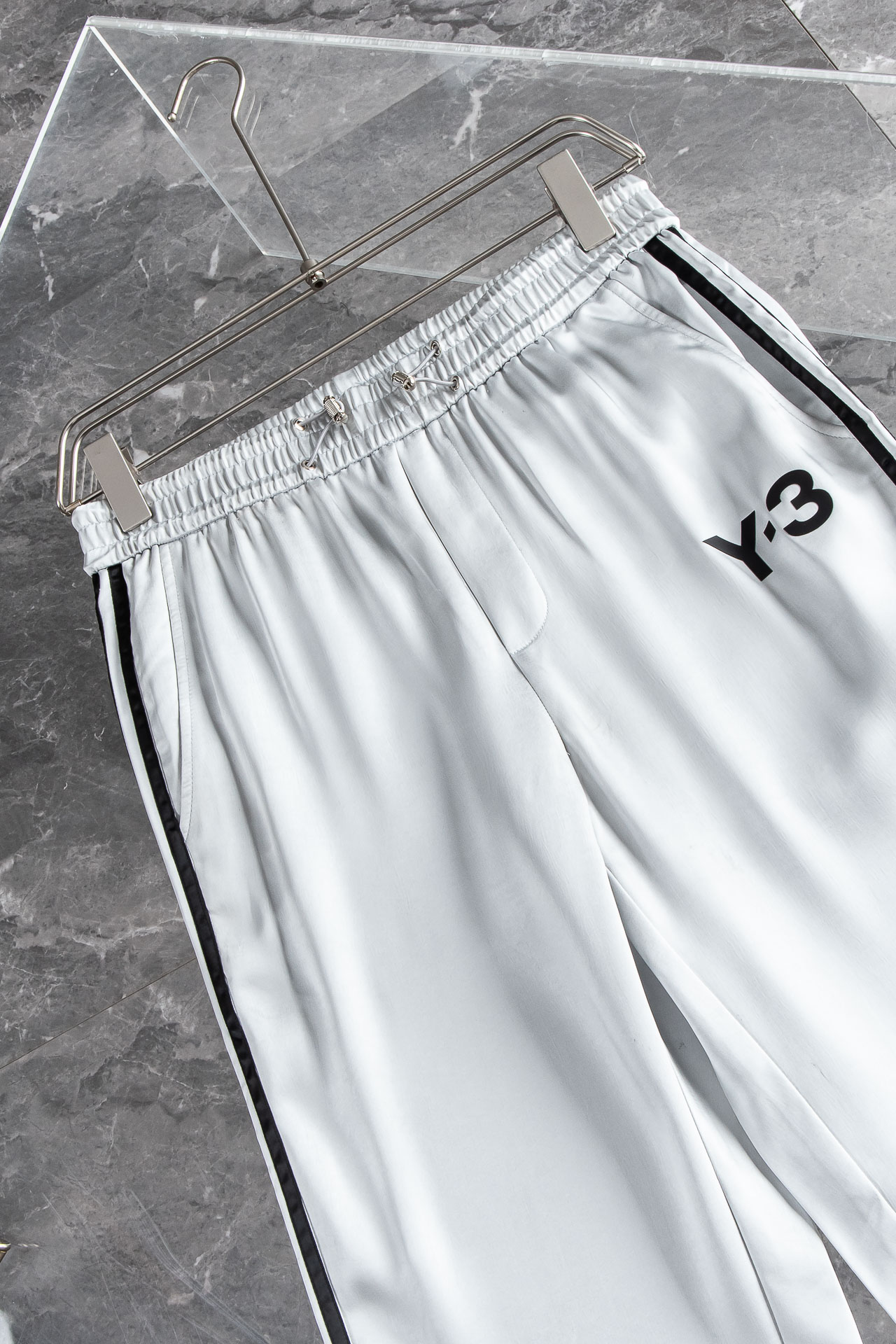   
 Y-3  2025SS 春夏最新轻薄款棉质休闲裤#版型超正、上身无敌帅气的新款裤装，绝对是春夏季