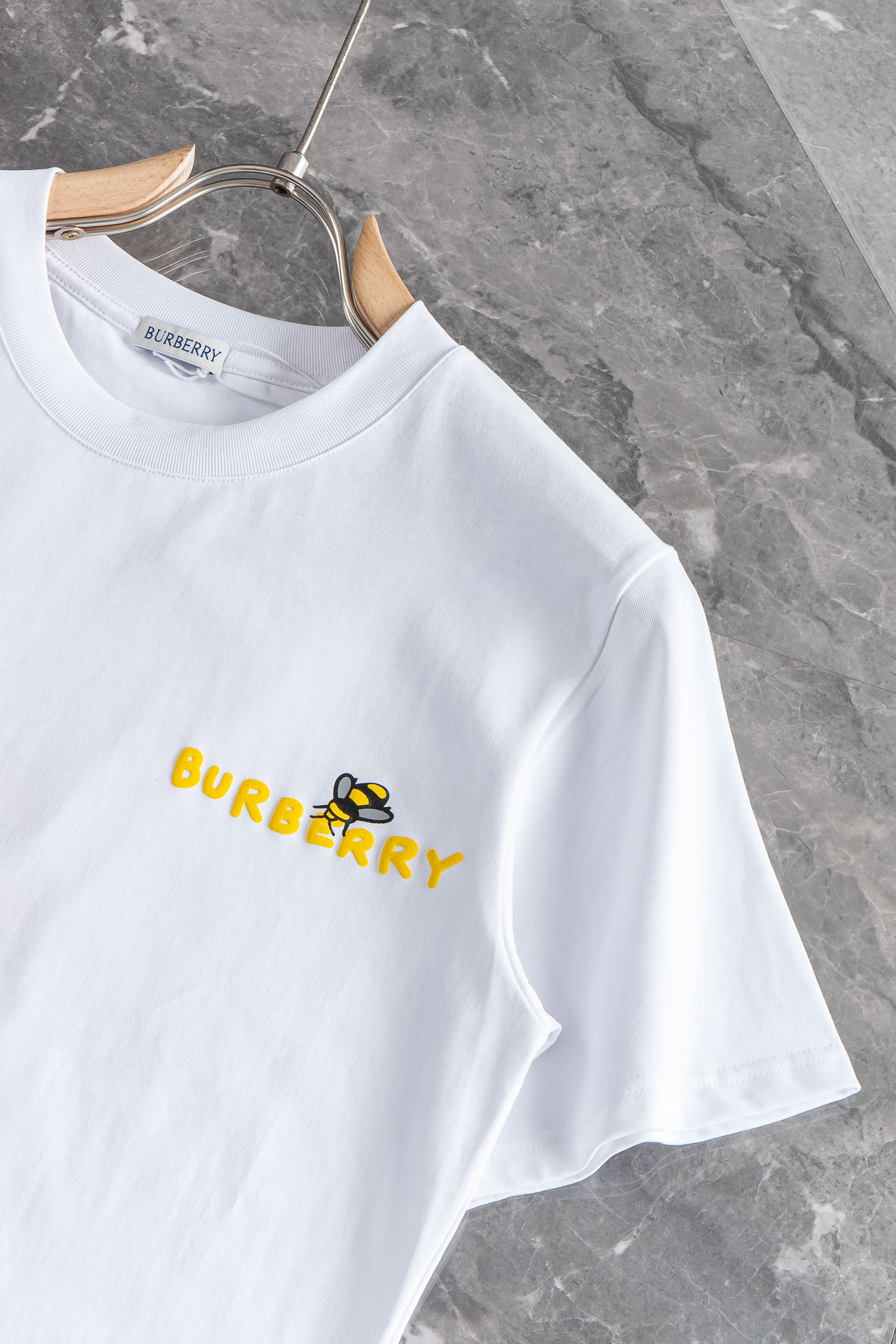     
 BUR* 巴宝莉25SS春夏圆领短袖#顶级元素融合打造，经典短袖3标齐全，潮男时尚，无论是上