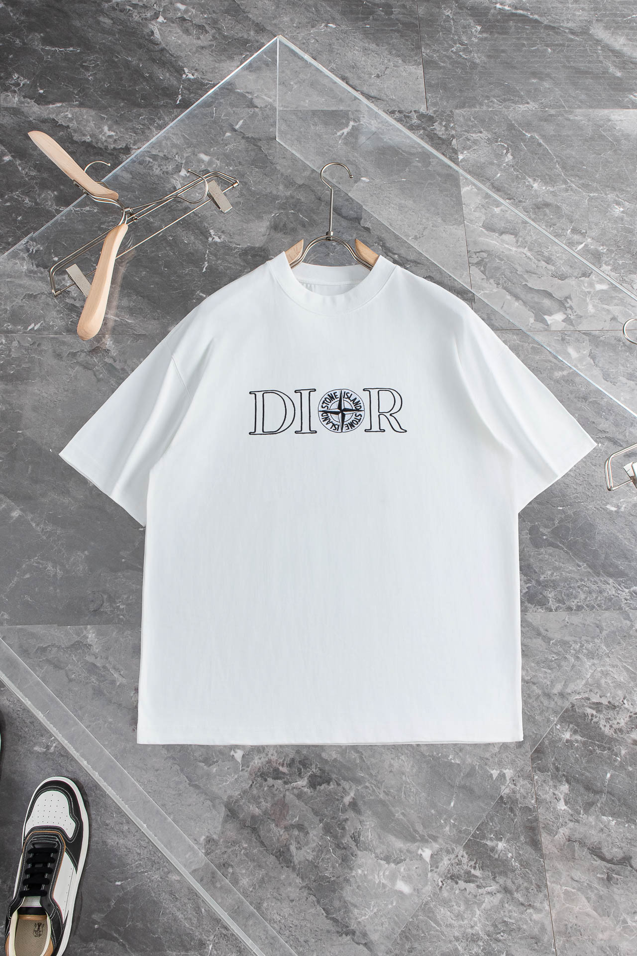     
 Di* or 迪奥25SS春夏圆领短袖#顶级元素融合打造，经典短袖3标齐全，潮男时尚，无论是