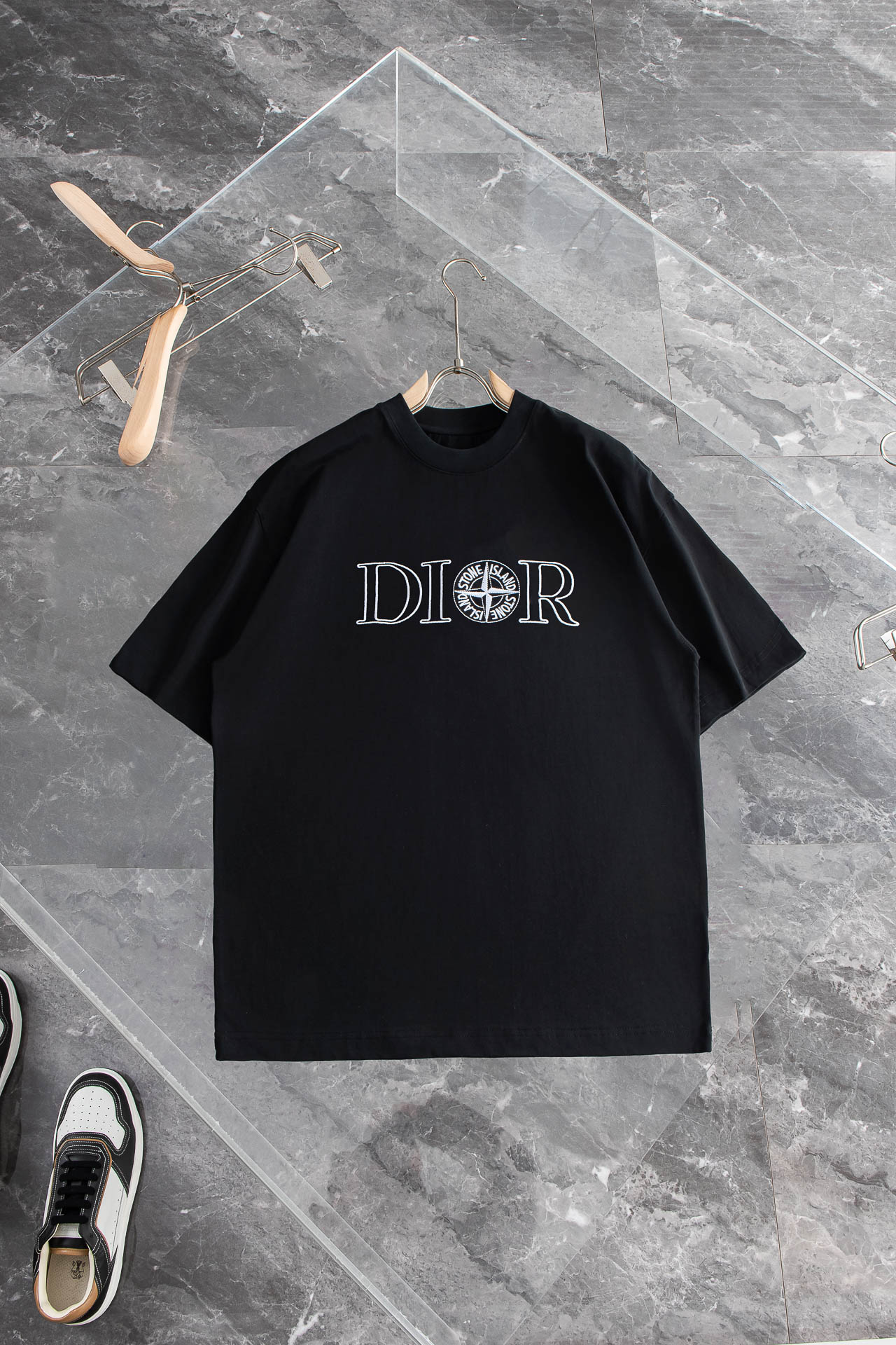     
 Di* or 迪奥25SS春夏圆领短袖#顶级元素融合打造，经典短袖3标齐全，潮男时尚，无论是