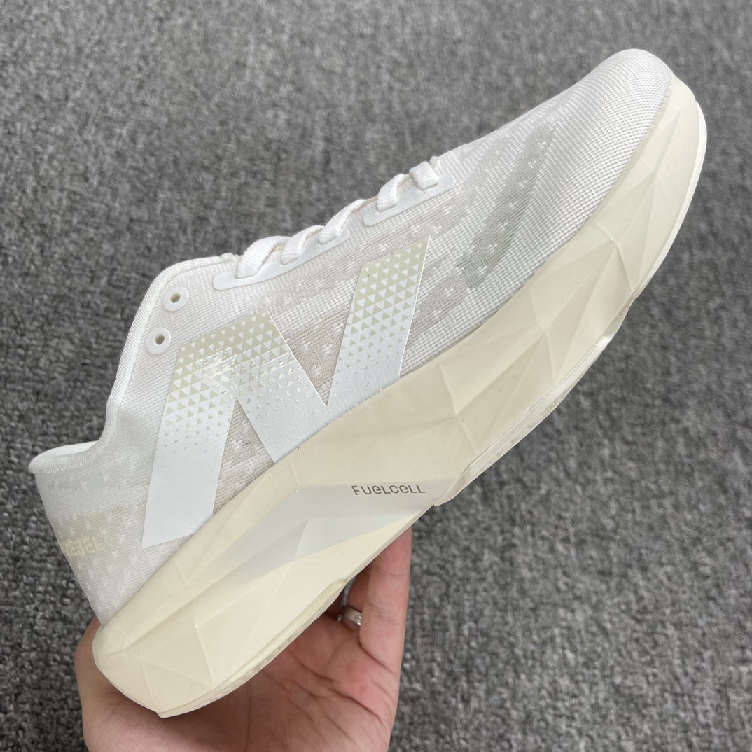 Z版NewBalanceFuelCellRebelV4菁英网布減震防滑低帮跑步鞋米白色货号MFCXLJ4