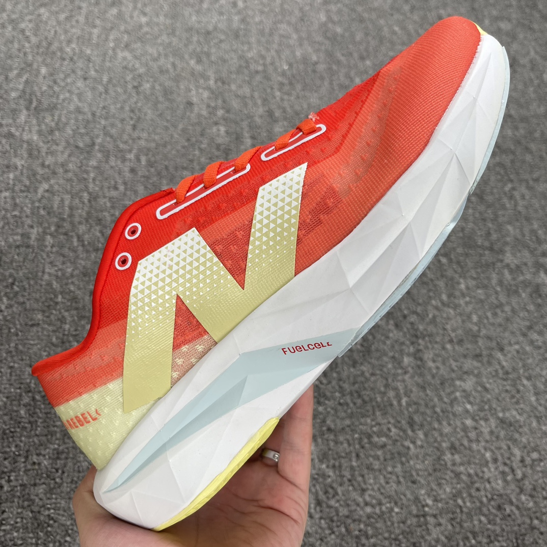 Z版NewBalanceFuelCellRebelV4菁英网布減震防滑低帮跑步鞋黑绿色货号MFCXLR4