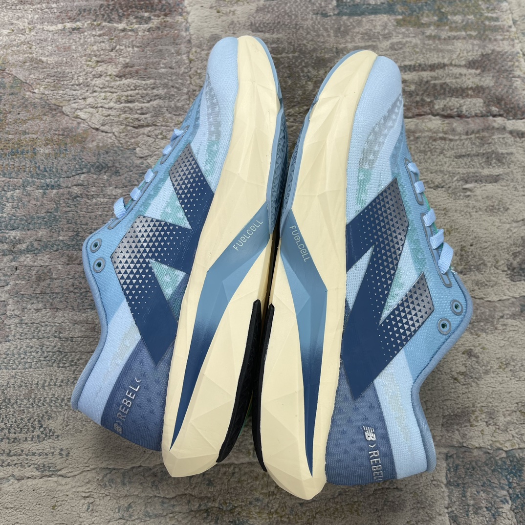 Z版NewBalanceFuelCellRebelV4菁英网布減震防滑低帮跑步鞋浅蓝色货号MFCXCH4