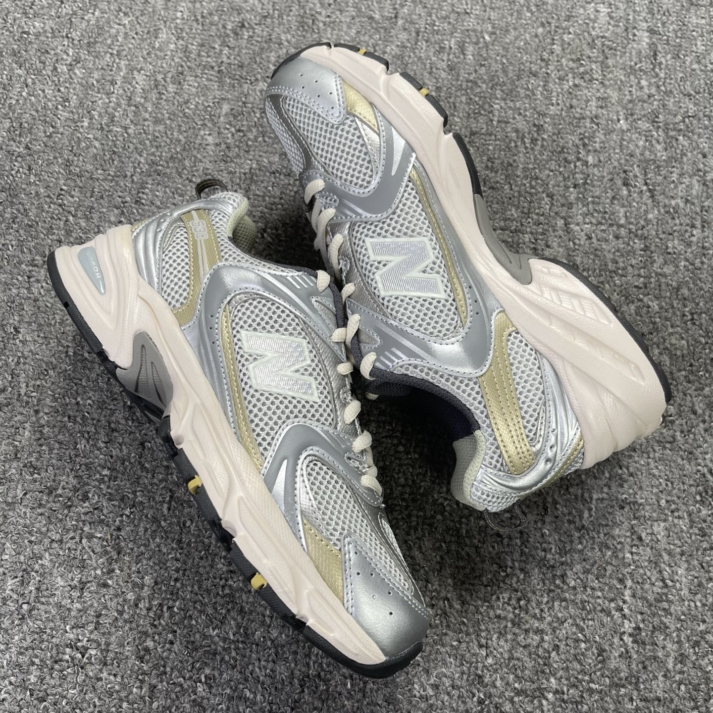 版 全新生产线 New Balance NB530 新百伦 MR530KMW 复古透气跑步鞋 抛弃过往以