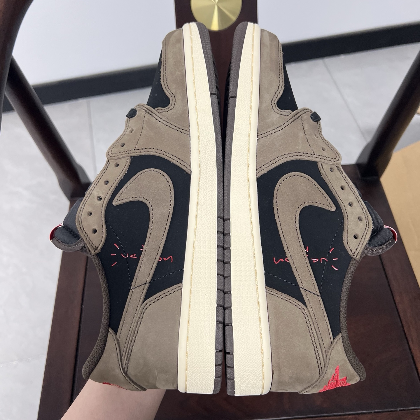 
老清远版本🔻强势归来 Travis Scott x Air Jordan 1 Low 倒钩低帮 1.0