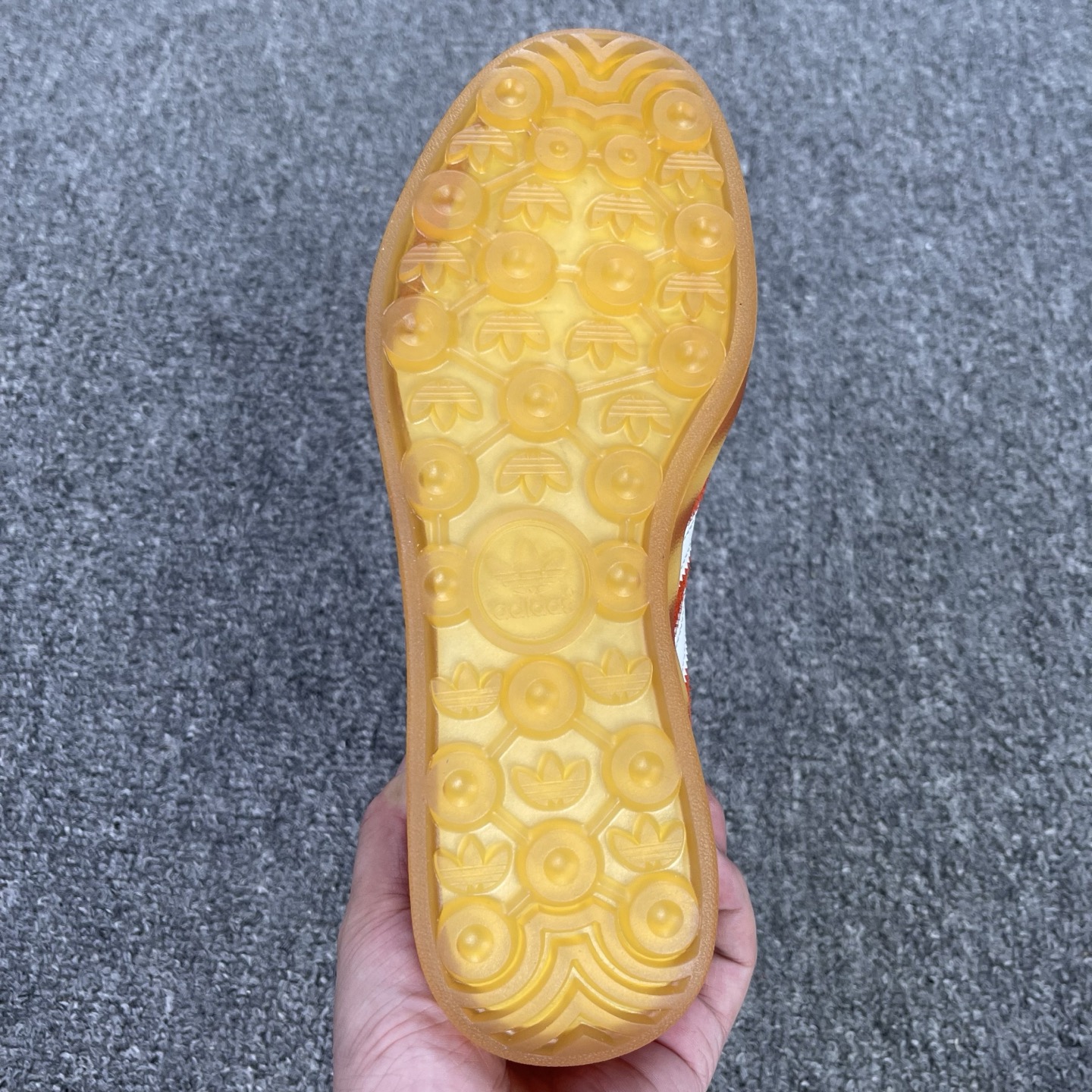 特价处理 HQ8718 工厂此系列部分配色全部停产 特价处理 都是之前AD原鞋一比一的货 卖完无补！！尺