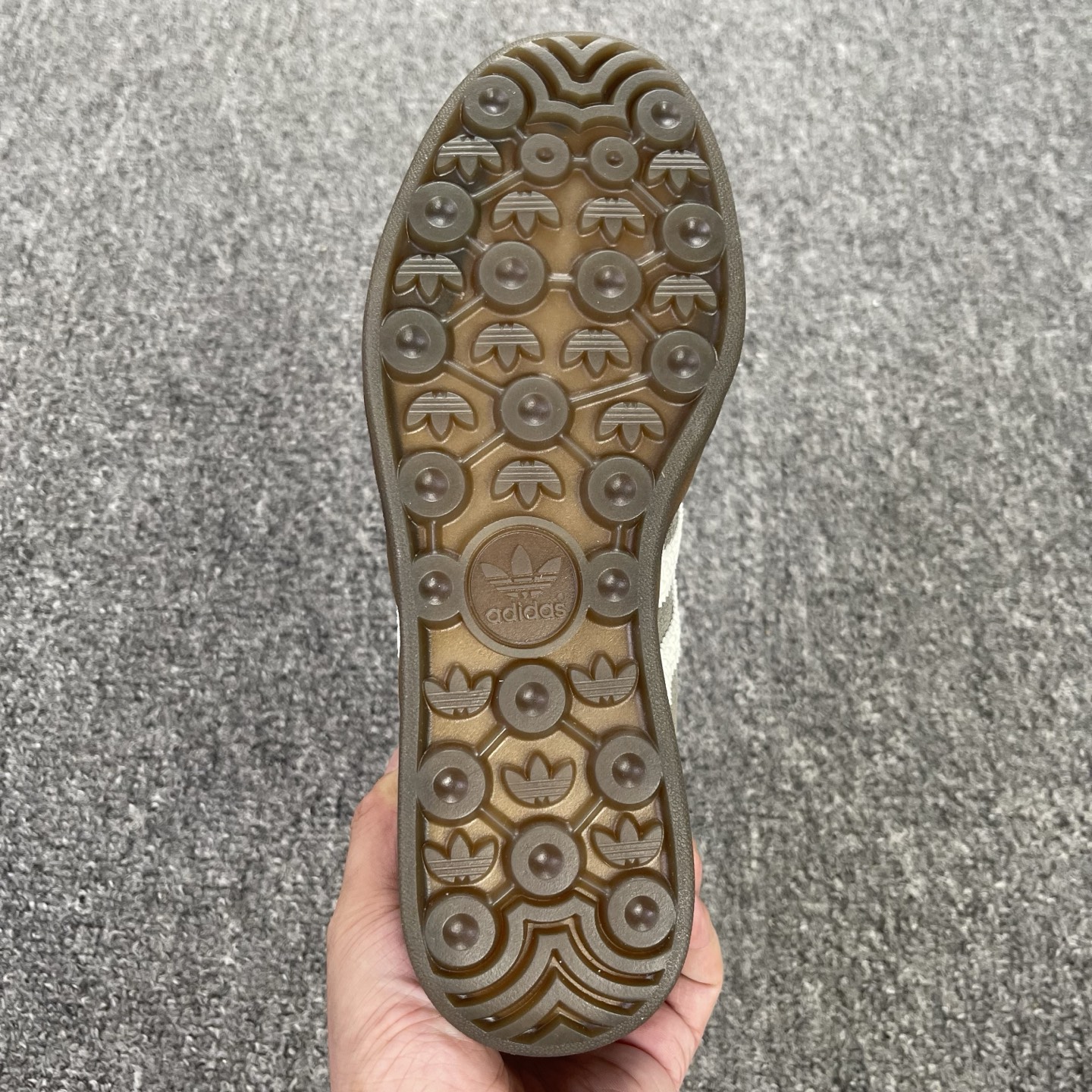 特价处理 IF1807 工厂此系列部分配色全部停产 特价处理 都是之前AD原鞋一比一的货 卖完无补！！尺
