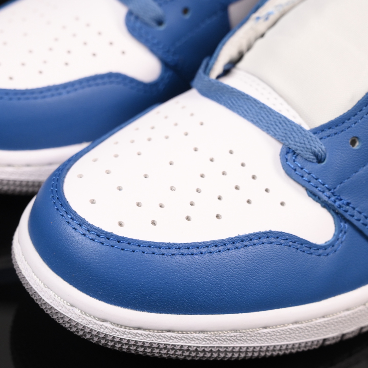 📢版本福利🔻特价 再一次大降价 最后倔强 Air Jordan 1 白灰兰🔻实拍图 很多市场仅有的款式卖