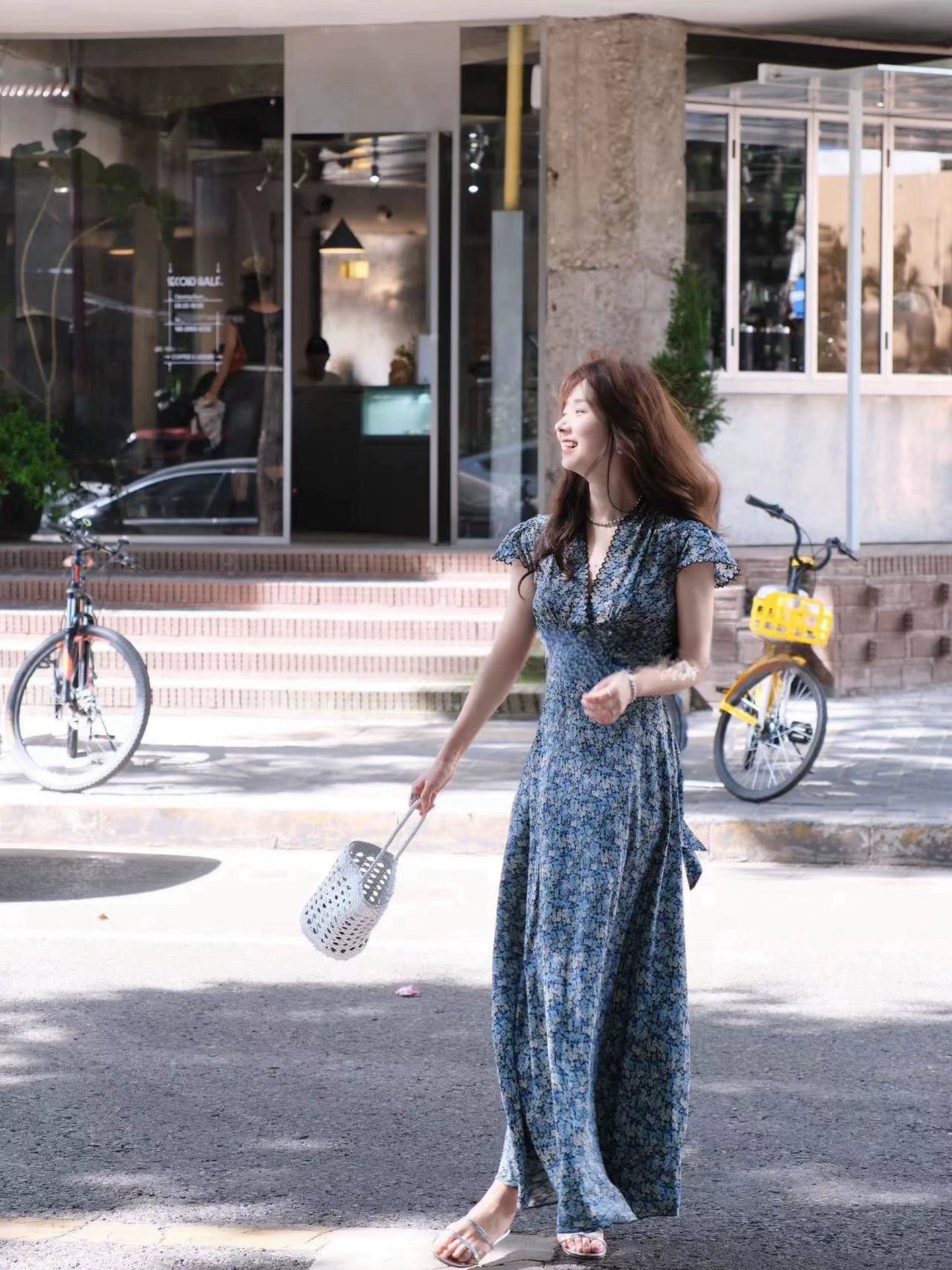 Marni’s New Zone: High-Quality Women’s Clothes with Blue Flower Embroidery - 图片 3