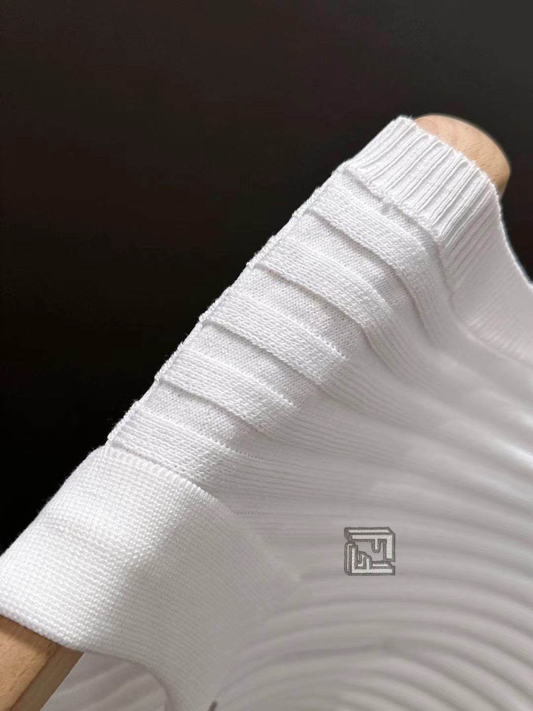 隔天出货  芬迪 2026新款春夏季男士冰丝针织马甲半拉链翻领无袖背心纯色百搭款- 甄选冰感针织面料，触