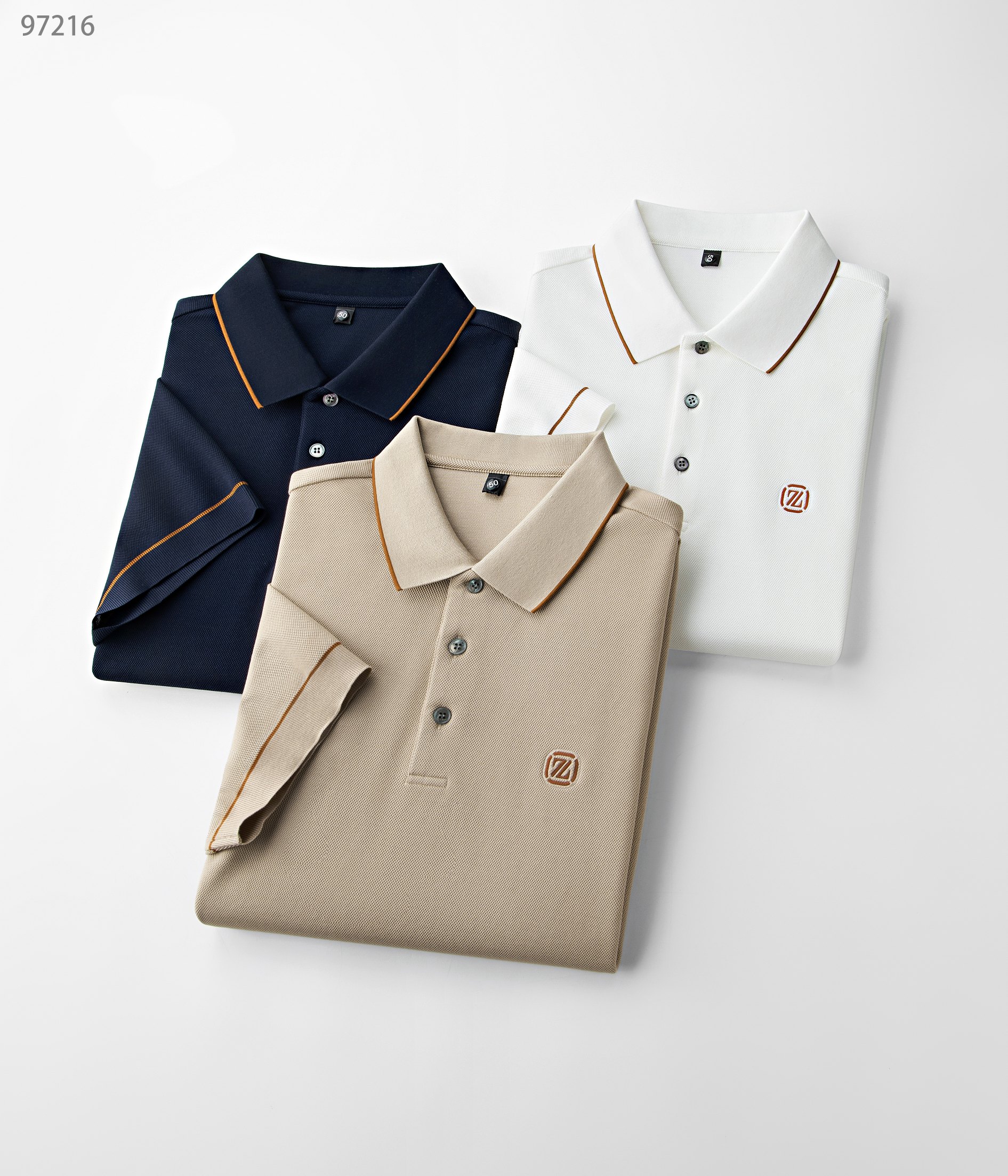 NO:161766,New products in spring and summer 25 are released, mulberry silk color bead weaving series 97216, color 南的片, khaki, white, size 48-58 This product uses a fine blend of bead weaving method of double-quality (mulberry silk) and (long velvet cotton) to form a fabric. The product has various characteristics of mulberry silk. It is a natural fiber that combines light, soft and thin in nature to effectively regulate the wet temperature balance on the skin surface and is comfortable to wear. The bead weaving method makes the tool more breathable and heat-expressing in summer. Moreover, this fabric is very textured and has a high-end taste.  The lapel business model is added with a stylish classic three-pin button and a flat collar, making the reverse collar not easy to deform after wearing for a long time. It can be worn alone in summer and inside in spring, showing the style of the business elite. The exquisite three-dimensional concave and concave logo and cuff colored edge design is more luxurious and atmospheric and casual. It is essential for attending various formal occasions, business event banquets, and business office spaces.,,alexander wang1986090925春夏新品发布,桑蚕丝色织珠地系列97216,颜色藏兰,卡其,白色,尺码48-58 本品采用（桑蚕丝）与（长绒棉）双优材质精密混纺珠地织法结合而成面料,产品具有桑蚕丝各种特点,是自然界集合轻、柔、细为一体的天然纤维,有效的调节皮肤表面的湿温度平衡,穿着舒适,珠地织法使具在夏季更透气排热,而且此面料非常有质感,实足外贸味道上档次. 翻领商务款,加入时尚精典三粒扣与扁机领,使其反领久穿不易变形,商务休闲,既可夏季单穿又可春季内搭,尽显商界精英风范,前胸精致至极的立体凹凸logo与袖口色织彩边设计更奢华大气,更休闲,出席各种正式场合、商务活动宴请、商务办公场所必备单品.,,alexander wang,Men's clothing