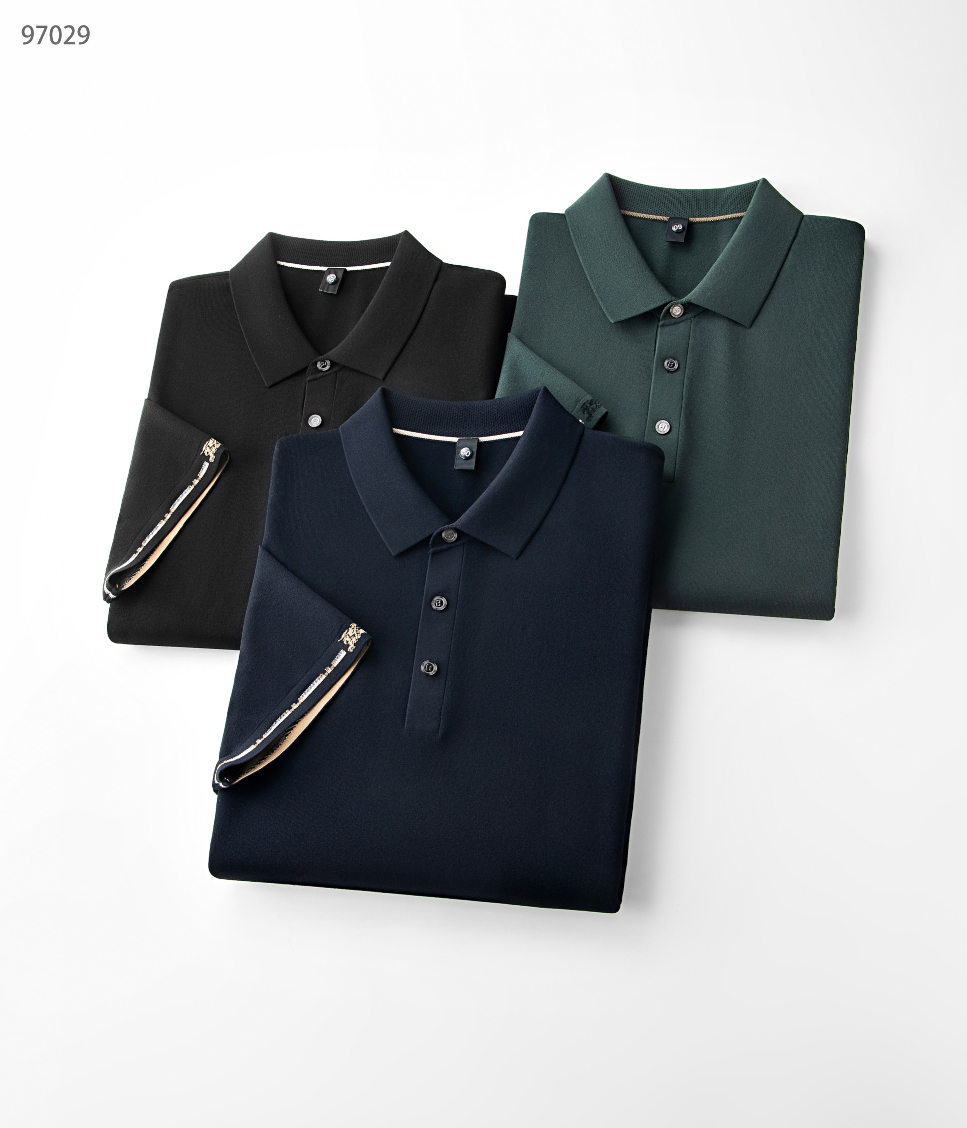 NO:161749,25 spring and summer new product, mulberry silk series 97029, color black, green, Tibetan orchid, size 48-58, this product uses a fine blend of (mulberry silk) and (Laiser) double-optimal silk material. Mulberry silk is a natural fiber that combines light, soft and fine in nature, effectively adjusting the temperature and humidity balance of the skin surface. It is known as the second skin of mankind. The combination with Laiser makes it comfortable, skin-friendly, breathable and soft, making it more classy and textured. The lapel business model, with a fashionable and classic three-pin button design, the noble identity of business shows the elite style of the business world. The chest (without logo) design is both luxurious, beautiful and elegant. This is the finishing touch, a must-have item for business leisure in spring and summer!  ,alexander wang1986090925春夏新品,桑蚕丝系列97029,颜色黑色,绿色,藏兰,尺码48-58, 本品采用（桑蚕丝）与（莱赛尔）双优丝线材质精细混纺结合而成的面料,桑蚕丝是是自然界集合轻、柔、细为一体的天然纤维,有效的调节皮肤表面的温湿度平衡,被誉为人类的第二皮肤,与莱赛尔的结合使其穿着舒适亲肤透气柔软,使其更上档次有质感. 翻领商务款,加入时尚精典三粒扣设计,商务高贵的身份,尽显商界精英风范,前胸（无logo）设计,既奢华美观又大气精致,此乃点睛之笔,春夏商务休闲必备单品！,,alexander wang,Men's clothing