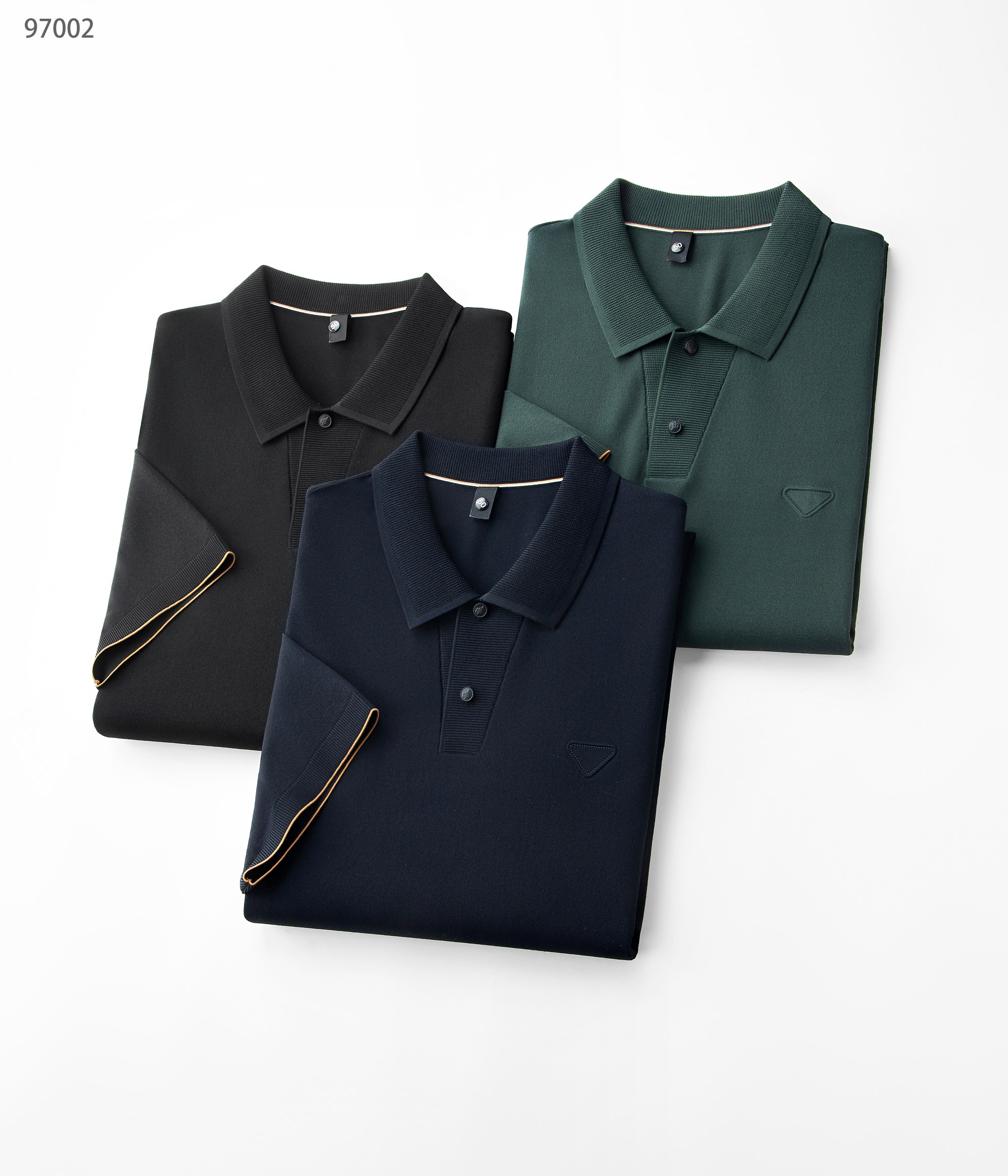 NO:161739,25 spring and summer new product, mulberry silk series 97002, color black, green, Tibetan orchid, size 48-58, this product uses a fine blend of (mulberry silk) and (Laiser) double-optimal silk material. Mulberry silk is a natural fiber that combines light, soft and fine in nature, effectively adjusting the temperature and humidity balance of the skin surface. It is known as the second skin of mankind. The combination with Laiser makes it comfortable, skin-friendly, breathable and soft, making it more classy and textured. The lapel business model, with a fashionable and exquisite large-neck two-pin buckle design, is unique and ingenious, showing the latest trend style. The classic logo of the front chest is luxurious, beautiful, and elegant, which is the finishing touch. It is a must-have item for business and leisure in spring and summer!  ,alexander wang1986090925春夏新品,桑蚕丝系列97002,颜色黑色,绿色,藏兰,尺码48-58, 本品采用（桑蚕丝）与（莱赛尔）双优丝线材质精细混纺结合而成的面料,桑蚕丝是是自然界集合轻、柔、细为一体的天然纤维,有效的调节皮肤表面的温湿度平衡,被誉为人类的第二皮肤,与莱赛尔的结合使其穿着舒适亲肤透气柔软,使其更上档次有质感. 翻领商务款,加入时尚精致大开领两粒扣设计,别具匠心,尽显最新潮流风范,前胸凹凸精典logo既奢华美观又大气精致,此乃点睛之笔,春夏商务休闲必备单品！,,alexander wang,Men's clothing