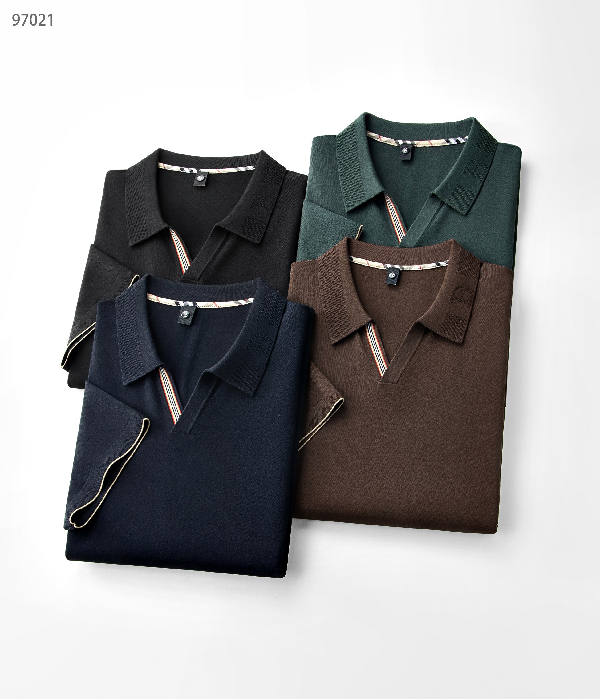 NO:161733,25 spring and summer new product, mulberry silk series 97021, color black, crypto, green, brown, size 48-58, this product uses a fine blend of (mulberry silk) and (Laiser) double-optimal silk material. Mulberry silk is a natural fiber that combines light, soft and thin in nature, effectively adjusting the temperature and humidity balance of the skin surface. It is known as the second skin of mankind. The combination with Laiser makes it comfortable, skin-friendly, breathable and soft, making it more classy and textured. The lapel business model, with a fashionable V-neck design, is unique and ingenious, showing the latest trend style. The front chest (without logo) is both luxurious, beautiful and elegant. This is the finishing touch, a must-have item for business and leisure in spring and summer!  ,alexander wang1986090925春夏新品,桑蚕丝系列97021,颜色黑色,藏兰,绿色,咖色,尺码48-58, 本品采用（桑蚕丝）与（莱赛尔）双优丝线材质精细混纺结合而成的面料,桑蚕丝是是自然界集合轻、柔、细为一体的天然纤维,有效的调节皮肤表面的温湿度平衡,被誉为人类的第二皮肤,与莱赛尔的结合使其穿着舒适亲肤透气柔软,使其更上档次有质感. 翻领商务款,加入时尚的V反领设计,别具匠心,尽显最新潮流风范,前胸（无logo）既奢华美观又大气精致,此乃点睛之笔,春夏商务休闲必备单品！,,alexander wang,Men's clothing