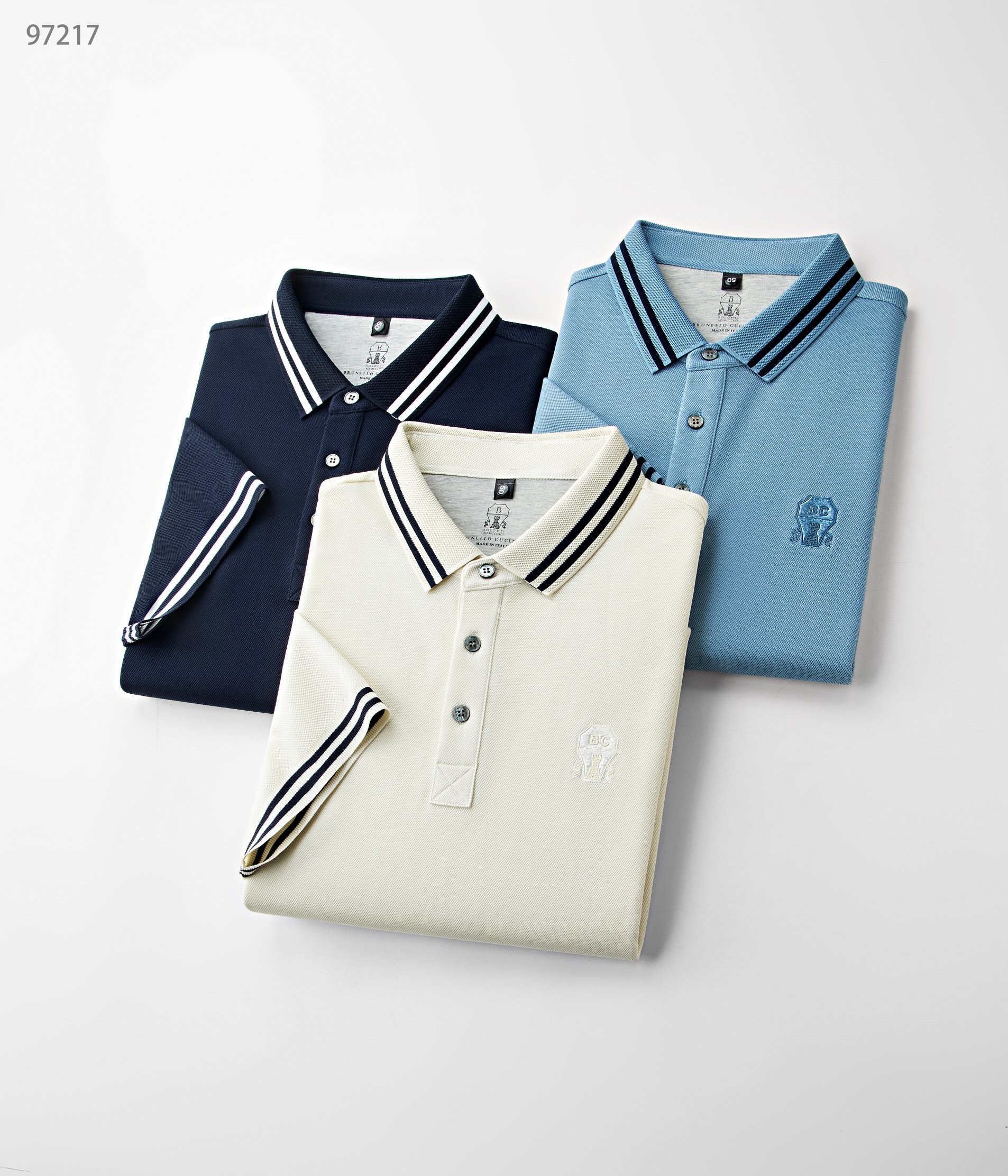 NO:161769,New products in spring and summer 25 are released, mulberry silk color bead weaving series 97217, color candle orchid, light blue, white, size 48-58 This product uses a fine blend of bead weaving method of double-quality (mulberry silk) and (long velvet cotton) to form a fabric. The product has various characteristics of mulberry silk. It is a natural fiber that combines light, soft and thin in nature to effectively regulate the wet temperature balance on the skin surface and is comfortable to wear. The bead weaving method makes the tool more breathable and heat-expressing in summer. Moreover, this fabric is very textured and has a high-end taste.  The lapel business model is added with a stylish classic three-pin button and a flat collar, making the reverse collar not easy to deform after wearing for a long time. It can be worn alone in summer and inside in spring, showing the style of the business elite. The exquisite three-dimensional concave and concave logo and cuff colored edge design is more luxurious and atmospheric and casual. It is essential for attending various formal occasions, business event banquets, and business office spaces.,,alexander wang1986090925春夏新品发布,桑蚕丝色织珠地系列97217,颜色藏兰,浅兰,白色,尺码48-58 本品采用（桑蚕丝）与（长绒棉）双优材质精密混纺珠地织法结合而成面料,产品具有桑蚕丝各种特点,是自然界集合轻、柔、细为一体的天然纤维,有效的调节皮肤表面的湿温度平衡,穿着舒适,珠地织法使具在夏季更透气排热,而且此面料非常有质感,实足外贸味道上档次. 翻领商务款,加入时尚精典三粒扣与扁机领,使其反领久穿不易变形,商务休闲,既可夏季单穿又可春季内搭,尽显商界精英风范,前胸精致至极的立体凹凸logo与袖口色织彩边设计更奢华大气,更休闲,出席各种正式场合、商务活动宴请、商务办公场所必备单品.,,alexander wang,Men's clothing