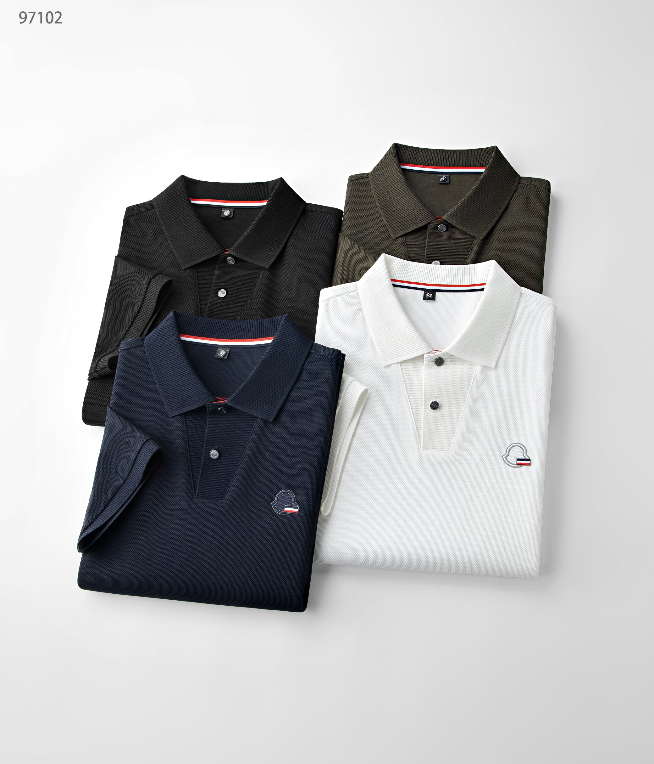 NO:161754,25 spring and summer new product is released, long velvet cotton hexagonal bead field series, color piping blue, black, white, military green, size 48-58 This product is made of Xinjiang (long velvet cotton) preferred material precision hexagonal bead field weaving. The product has various characteristics of long velvet cotton and is the natural fiber with the longest sunshine in nature. It effectively regulates the wet temperature balance on the skin surface and is comfortable to wear. The bead field weaving makes the tool more breathable and heat-expressing in summer. Moreover, this fabric is very textured and has a high-end taste.  Lapel business model, add fashionable classic two-button wide open collar and flat collar to make the reverse collar not easy to deform after wearing for a long time. It can be worn alone in summer and inside in spring, showing the style of the business elite. The exquisite three-dimensional concave and concave logo and cuff colored edge design are more luxurious and atmospheric and casual. It is essential for attending various formal occasions, business event banquets, and business office spaces.,,alexander wang1986090925春夏新品发布,长绒棉六角珠地系列97102,颜色藏兰,黑色,白色,军绿,尺码48-58 本品采用新疆（长绒棉）优选材质精密六角珠地织法而成面料,产品具有长绒棉各种特点,是自然界日照阳光时间最长的天然纤维,有效的调节皮肤表面的湿温度平衡,穿着舒适,珠地织法使具在夏季更透气排热,而且此面料非常有质感,实足外贸味道上档次. 翻领商务款,加入时尚精典两粒扣大开领与扁机领,使其反领久穿不易变形,商务休闲,既可夏季单穿又可春季内搭,尽显商界精英风范,前胸精致至极的立体凹凸logo与袖口色织彩边设计更奢华大气,更休闲,出席各种正式场合、商务活动宴请、商务办公场所必备单品.,,alexander wang,Men's clothing