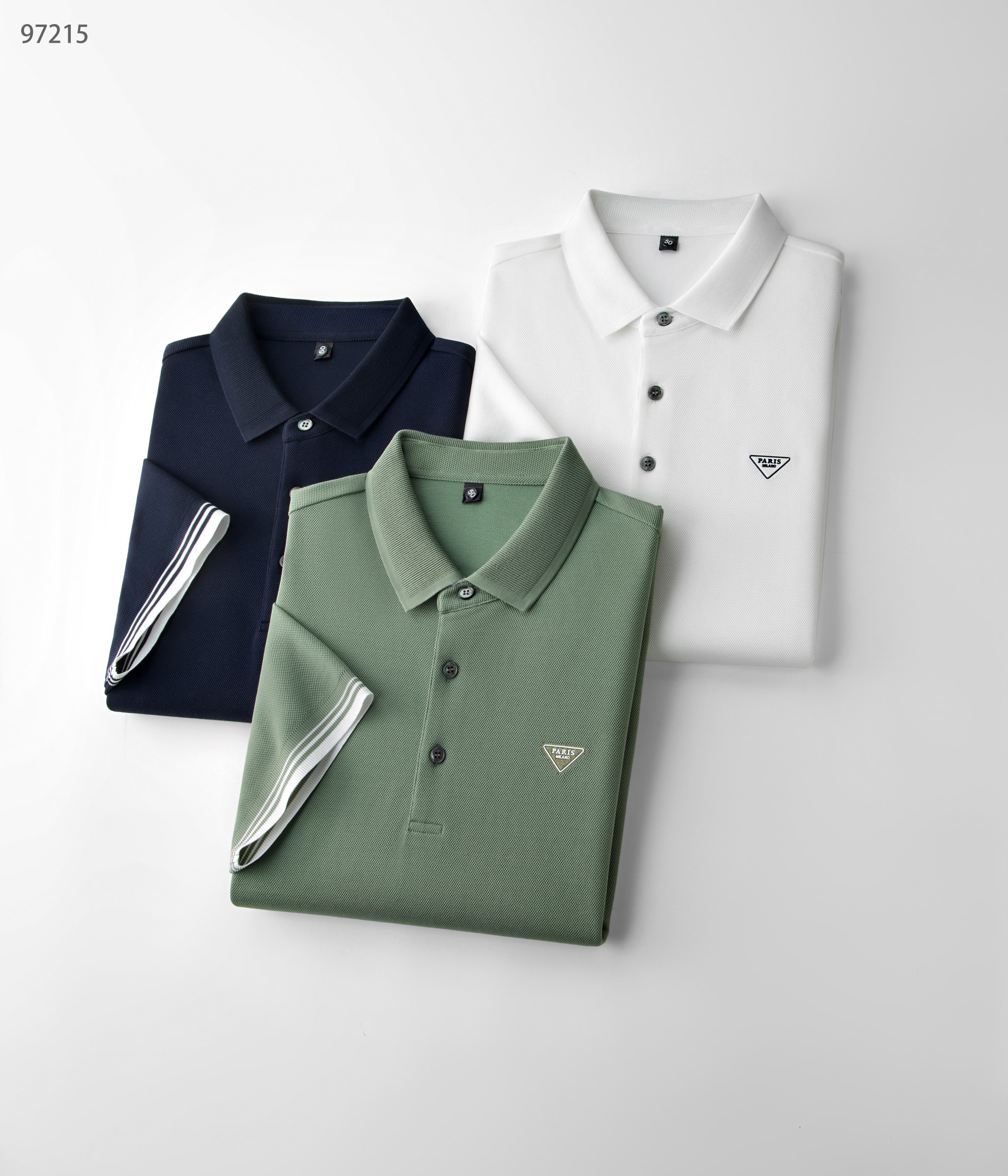 NO:136932,Prada 25 spring and summer new product is released, mulberry silk color bead weaving series 97215, color candle orchid, green, white, size 48-58 This product uses a fine blend of bead weaving method of double-quality (mulberry silk) and (long velvet cotton) to form a fabric. The product has various characteristics of mulberry silk. It is a natural fiber that combines light, soft and thin in nature to effectively regulate the wet temperature balance on the skin surface and is comfortable to wear. The bead weaving method makes the tool more breathable and heat-expressing in summer. Moreover, this fabric is very textured and has a high-end taste.  Lapel business model, with fashionable classic three-pin buttons and flat collars, making the reverse collar not easy to deform after wearing for a long time. It can be worn alone in summer and inside in spring, showing the style of the business elite. The exquisite three-dimensional concave and concave logo and cuff colored edge design is more luxurious and atmospheric, and more casual. It is essential items for attending various formal occasions, business event banquets, and business office spaces.,,prada,alexander wang19860909普拉达 25春夏新品发布,桑蚕丝色织珠地系列97215,颜色藏兰,绿色,白色,尺码48-58 本品采用（桑蚕丝）与（长绒棉）双优材质精密混纺珠地织法结合而成面料,产品具有桑蚕丝各种特点,是自然界集合轻、柔、细为一体的天然纤维,有效的调节皮肤表面的湿温度平衡,穿着舒适,珠地织法使具在夏季更透气排热,而且此面料非常有质感,实足外贸味道上档次. 翻领商务款,加入时尚精典三粒扣与扁机领,使其反领久穿不易变形,商务休闲,既可夏季单穿又可春季内搭,尽显商界精英风范,前胸精致至极的立体凹凸logo与袖口色织彩边设计更奢华大气,更休闲,出席各种正式场合、商务活动宴请、商务办公场所必备单品.,,prada,alexander wang,Men's clothing