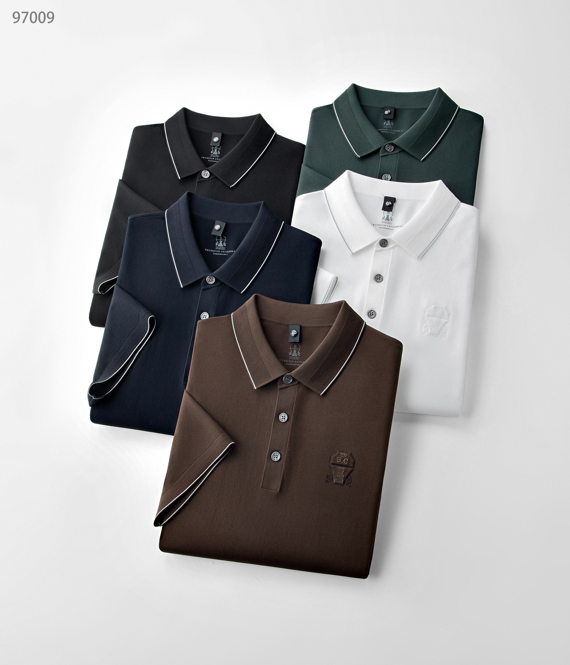 NO:161763,25 spring and summer new product, mulberry silk series 97009, color black, white, Tibetan orchid, brown, green, size 48-58, this product uses a fine blend of (mulberry silk) and (Laiser) double-optimal silk material. Mulberry silk is a natural fiber that combines light, soft and fine in nature, effectively adjusting the temperature and humidity balance of the skin surface. It is known as the second skin of human beings. The combination with Laiser makes it comfortable, skin-friendly, breathable and soft, making it more classy and textured. The lapel business model, with the classic three-pin buckle design, fully showing the latest trend style. The three-dimensional logo on the front chest is both luxurious, beautiful and elegant. This is the finishing touch, a must-have item for business and leisure in spring and summer!  ,alexander wang1986090925春夏新品,桑蚕丝系列97009,颜色黑色,白色,藏兰,咖色,绿色,尺码48-58, 本品采用（桑蚕丝）与（莱赛尔）双优丝线材质精细混纺结合而成的面料,桑蚕丝是是自然界集合轻、柔、细为一体的天然纤维,有效的调节皮肤表面的温湿度平衡,被誉为人类的第二皮肤,与莱赛尔的结合使其穿着舒适亲肤透气柔软,使其更上档次有质感. 翻领商务款,加入精典三粒扣设计,尽显最新潮流风范,前胸立体logo既奢华美观又大气精致,此乃点睛之笔,春夏商务休闲必备单品！,,alexander wang,Men's clothing