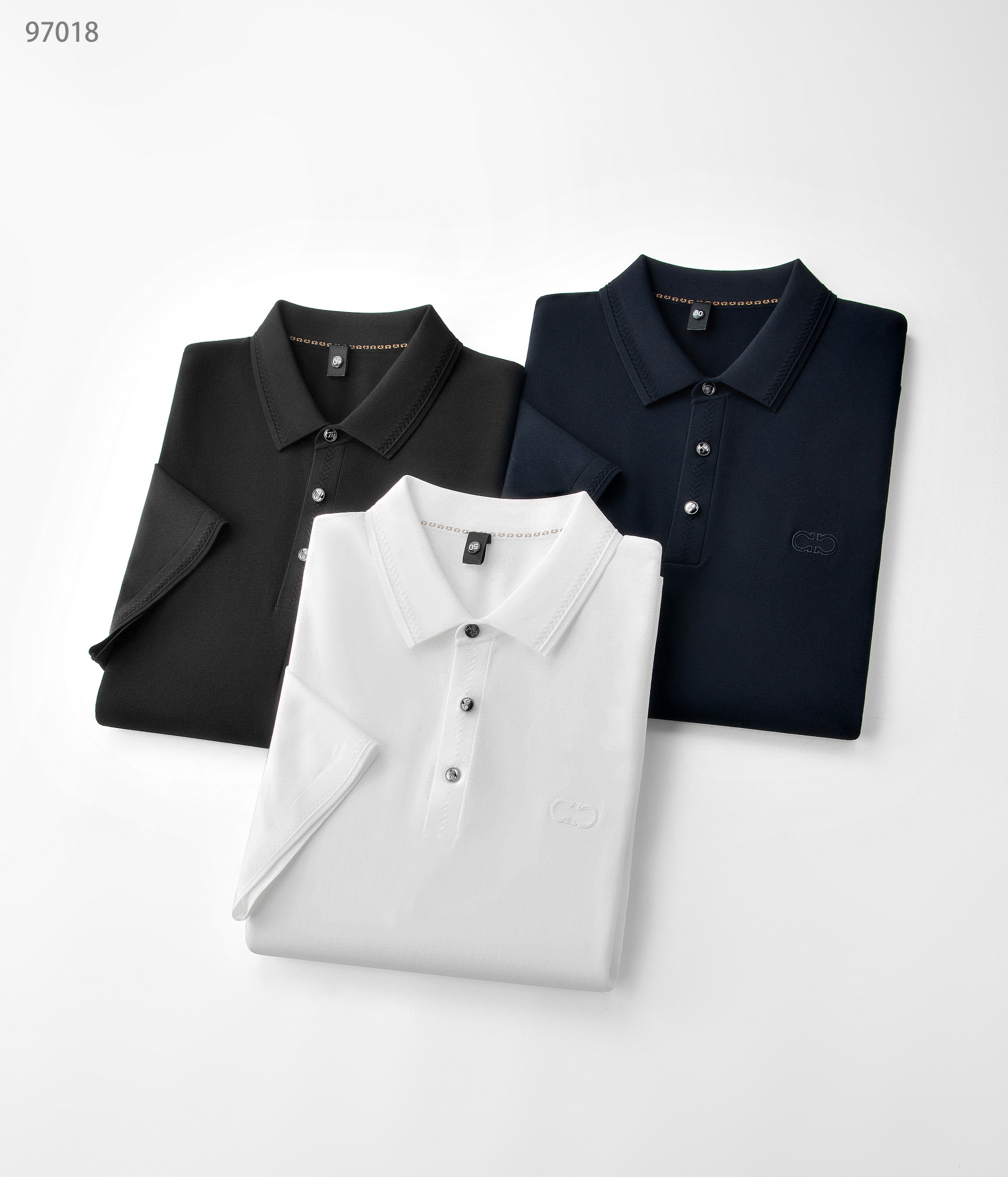 NO:161760,25 spring and summer new product, mulberry silk series 97018, color black, white, Tibetan orchid, green, brown, size 48-58, this product uses a fine blend of (mulberry silk) and (Laiser) double-optimal silk material. Mulberry silk is a natural fiber that combines light, soft and fine in nature, effectively adjusting the temperature and humidity balance of the skin surface. It is known as the second skin of mankind. The combination with Laiser makes it comfortable, skin-friendly, breathable and soft, making it more classy and textured. Lapel business model, adds a fashionable and classic three-pin buckle design, a business elite model, showing the latest trend style, the classic logo of the front chest is both luxurious, beautiful and elegant, and this is the finishing touch, a must-have item for business and leisure in spring and summer!  ,alexander wang1986090925春夏新品,桑蚕丝系列97018,颜色黑色,白色,藏兰,绿色,咖色,尺码48-58, 本品采用（桑蚕丝）与（莱赛尔）双优丝线材质精细混纺结合而成的面料,桑蚕丝是是自然界集合轻、柔、细为一体的天然纤维,有效的调节皮肤表面的温湿度平衡,被誉为人类的第二皮肤,与莱赛尔的结合使其穿着舒适亲肤透气柔软,使其更上档次有质感. 翻领商务款,加入时尚精典三粒扣设计,商界精英典范,尽显最新潮流风范,前胸凹凸精典logo既奢华美观又大气精致,此乃点睛之笔,春夏商务休闲必备单品！,,alexander wang,Men's clothing