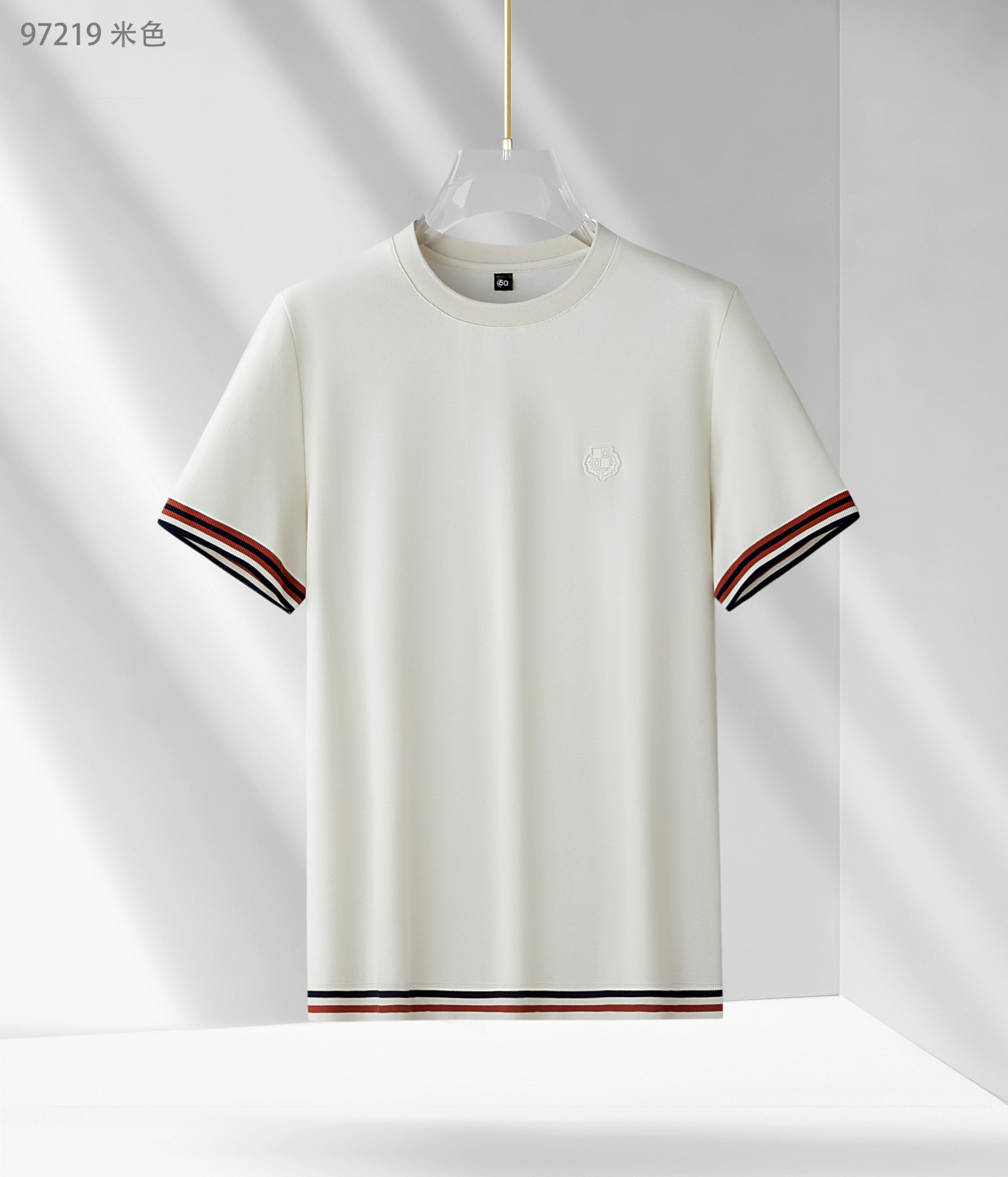 NO:161759,New products in spring and summer 25 are released, mulberry silk color bead weaving series 97219, color 南的片, red, white, size 48-58 This product uses a fine blend of bead weaving method of double-quality (mulberry silk) and (long velvet cotton) to form a fabric. The product has various characteristics of mulberry silk. It is a natural fiber that combines light, soft and thin in nature to effectively regulate the wet temperature balance on the skin surface and is comfortable to wear. The bead weaving method makes the tool more breathable and heat-exciting in summer. Moreover, this fabric is very textured and has a high-end taste.  The round neck business model, with a fashionable classic rib collar design, makes the collar ring difficult to deform after wearing for a long time. It can be worn alone in summer and inside in spring, showing the style of business and leisure. The exquisite three-dimensional concave and concave logo and cuff colored edge design are more luxurious and atmospheric and casual. It is essential for attending various formal occasions, business event banquets, and business office spaces.,,alexander wang1986090925春夏新品发布,桑蚕丝色织珠地系列97219,颜色藏兰,红色,白色,尺码48-58 本品采用（桑蚕丝）与（长绒棉）双优材质精密混纺珠地织法结合而成面料,产品具有桑蚕丝各种特点,是自然界集合轻、柔、细为一体的天然纤维,有效的调节皮肤表面的湿温度平衡,穿着舒适,珠地织法使具在夏季更透气排热,而且此面料非常有质感,实足外贸味道上档次. 圆领商务款,加入时尚精典罗纹领设计,使其领圈久穿不易变形,商务休闲,既可夏季单穿又可春季内搭,尽显商务休闲风范,前胸精致至极的立体凹凸logo与袖口色织彩边设计更奢华大气,更休闲,出席各种正式场合、商务活动宴请、商务办公场所必备单品.,,alexander wang,Men's clothing